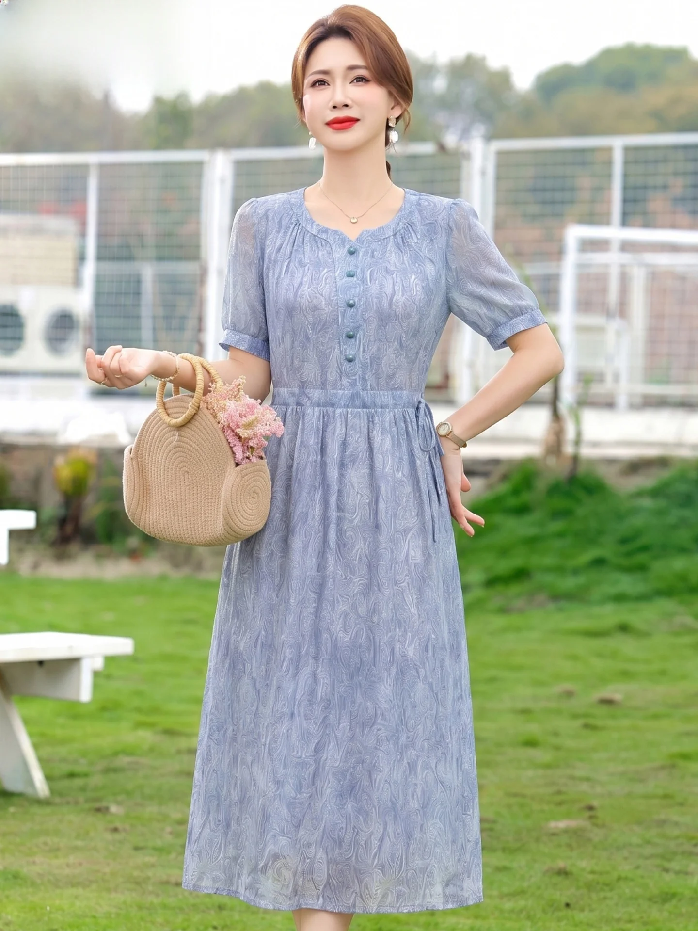 Fashionable Summer Dress for Mom Mid-aged And Elderly Women Midi Length Short Sleeve Chiffon Skirt Loose Fit V-neck Single Bu...
Fashionable Summer Dress for Mom Mid-aged And Elderly Women Midi Length Short Sleeve Chiffon Skirt Loose Fit V-neck Single Bu...