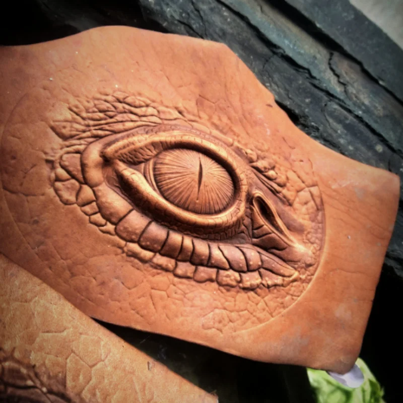 Metal Dragon Dinosaur Eye Leather Embossing Mold 3D Concave Convex Stamp Aluminum Alloy Pressing Mould Two Sizes Craft Tool
Metal Dragon Dinosaur Eye Leather Embossing Mold 3D Concave Convex Stamp Aluminum Alloy Pressing Mould Two Sizes Craft Tool