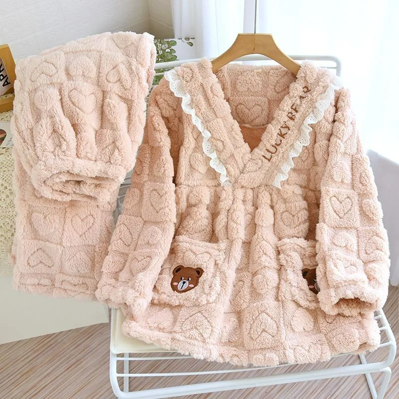 V-neck Pullover Bear Flannel Pajamas Women's Fall/Winter Set Thick Coral Velvet Homewear Warm and Cute 2024 Can Be Worn Outside
V-neck Pullover Bear Flannel Pajamas Women's Fall/Winter Set Thick Coral Velvet Homewear Warm and Cute 2024 Can Be Worn Outside