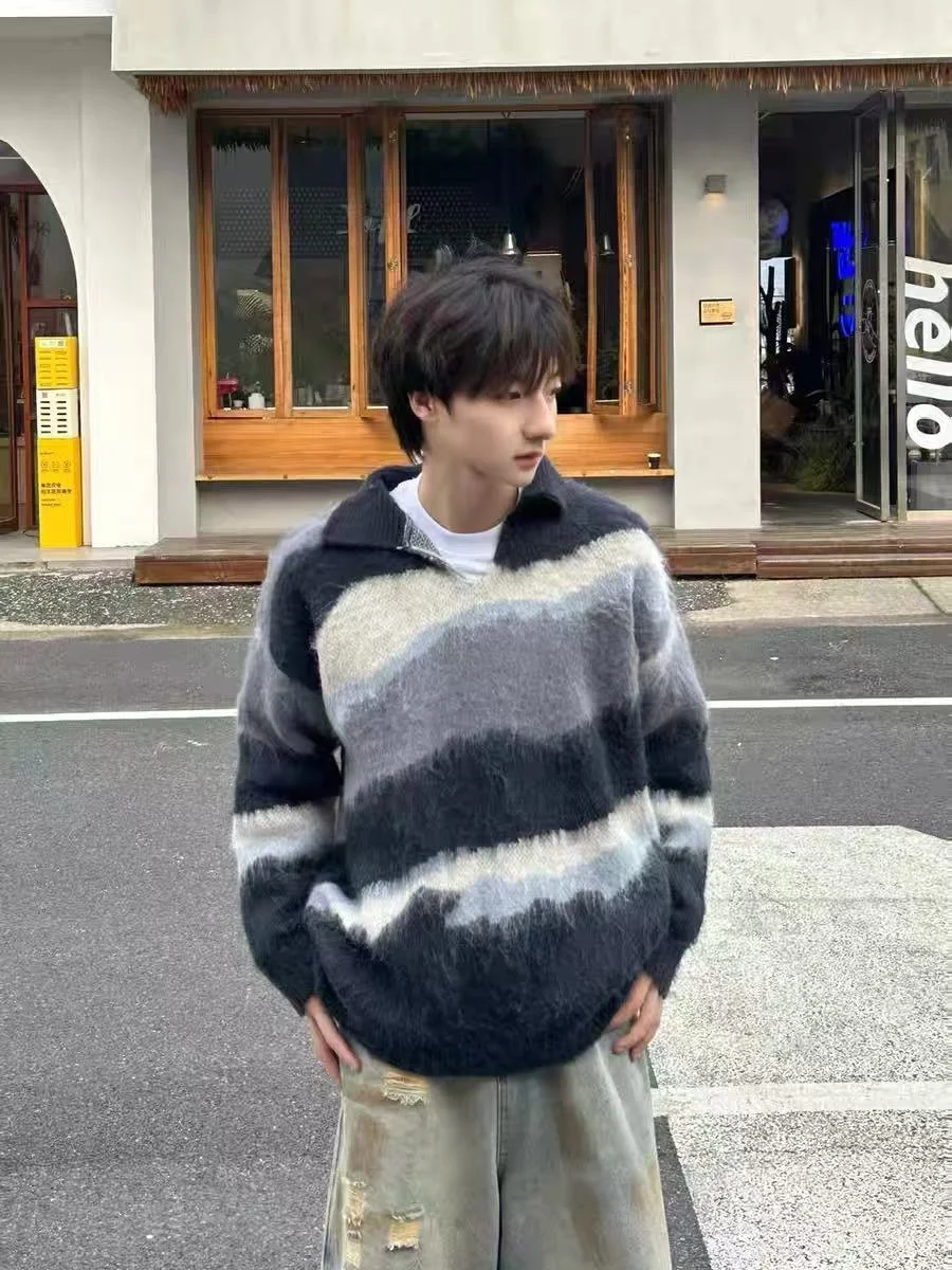 Свободный трикотаж в американскую полоску в стиле ретро для мужчин, осень-зима, ленивый дизайн, цветной свитер с цветочным воротником, верхняя одежда
Свободный трикотаж в американскую полоску в стиле ретро для мужчин, осень-зима, ленивый дизайн, цветной свитер с цветочным воротником, верхняя одежда