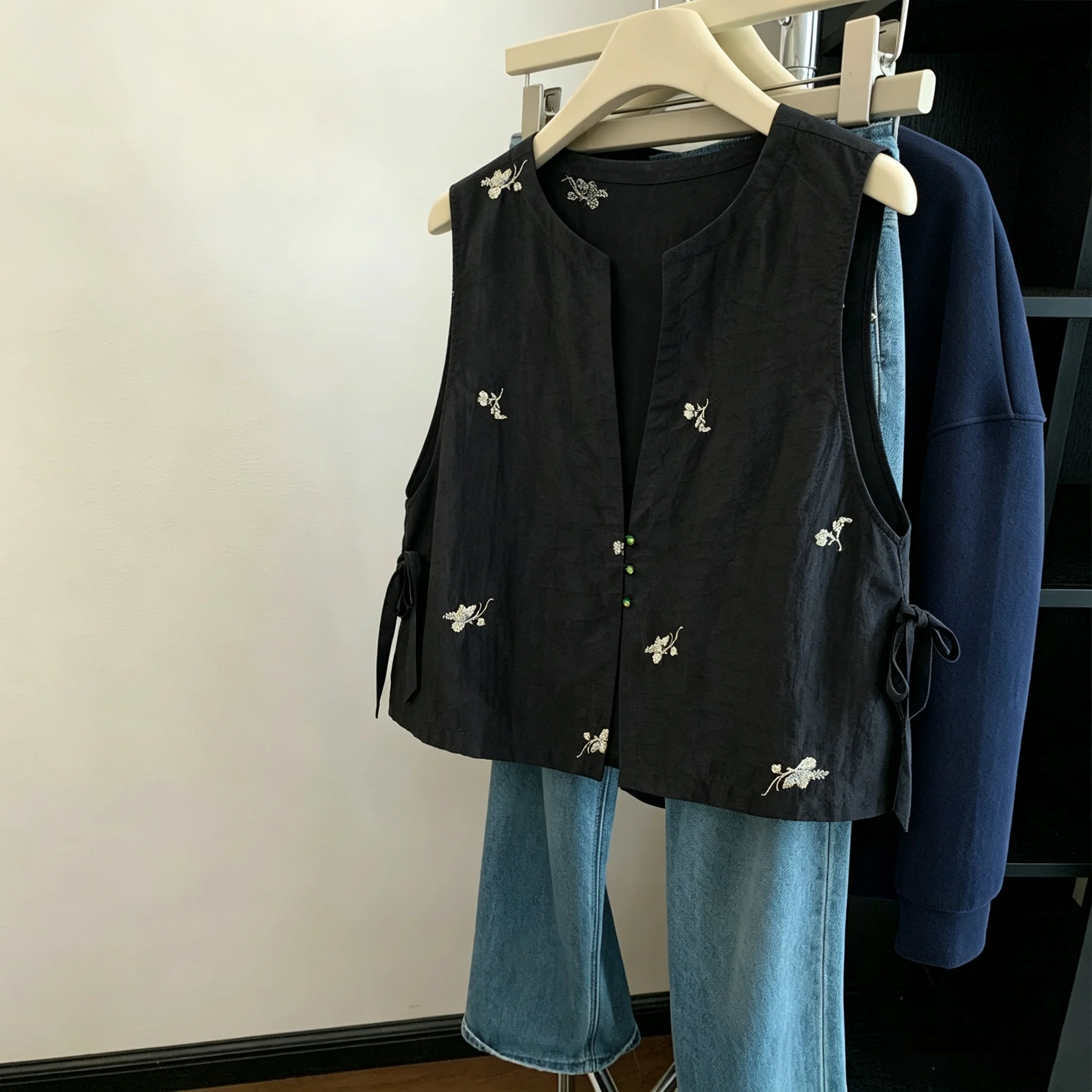 New Chinese Style Zen Loose Fit Lightweight Vest Women's Side Strap Casual Top Breathable V-Neck Embroidery Decorated
New Chinese Style Zen Loose Fit Lightweight Vest Women's Side Strap Casual Top Breathable V-Neck Embroidery Decorated