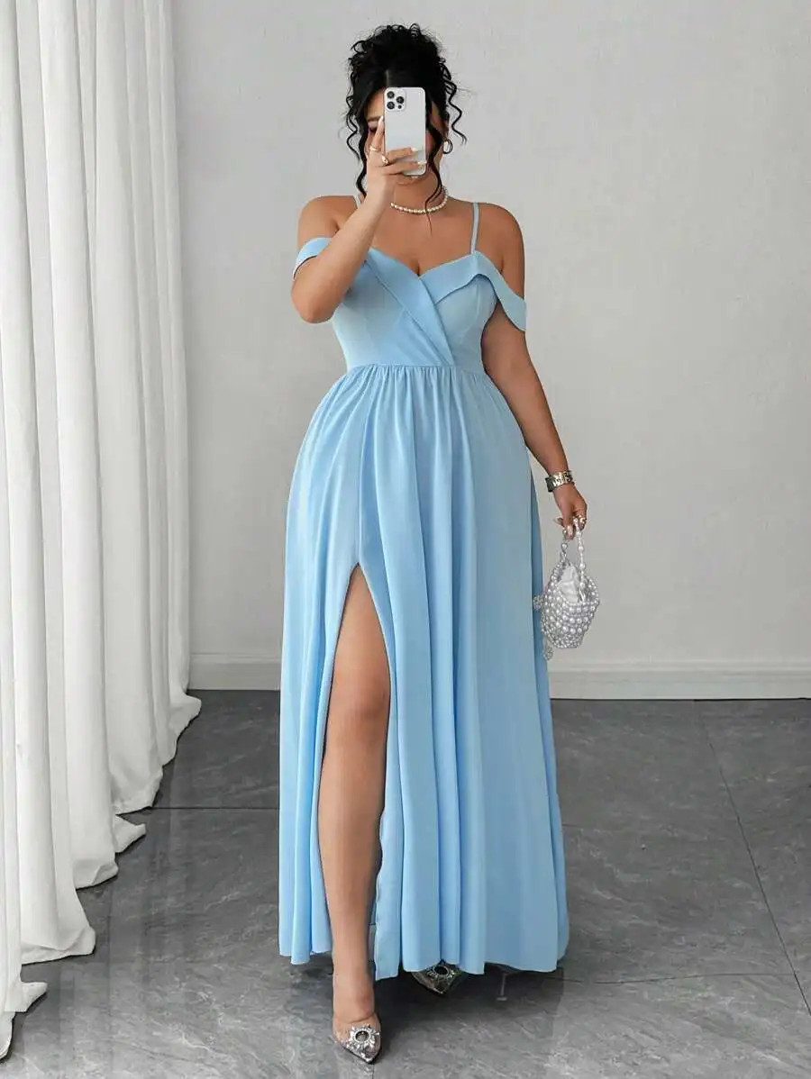 Элегантное макси-платье больших размеров с открытыми плечами, на тонких бретелях и с высоким разрезом
Элегантное макси-платье больших размеров с открытыми плечами, на тонких бретелях и с высоким разрезом