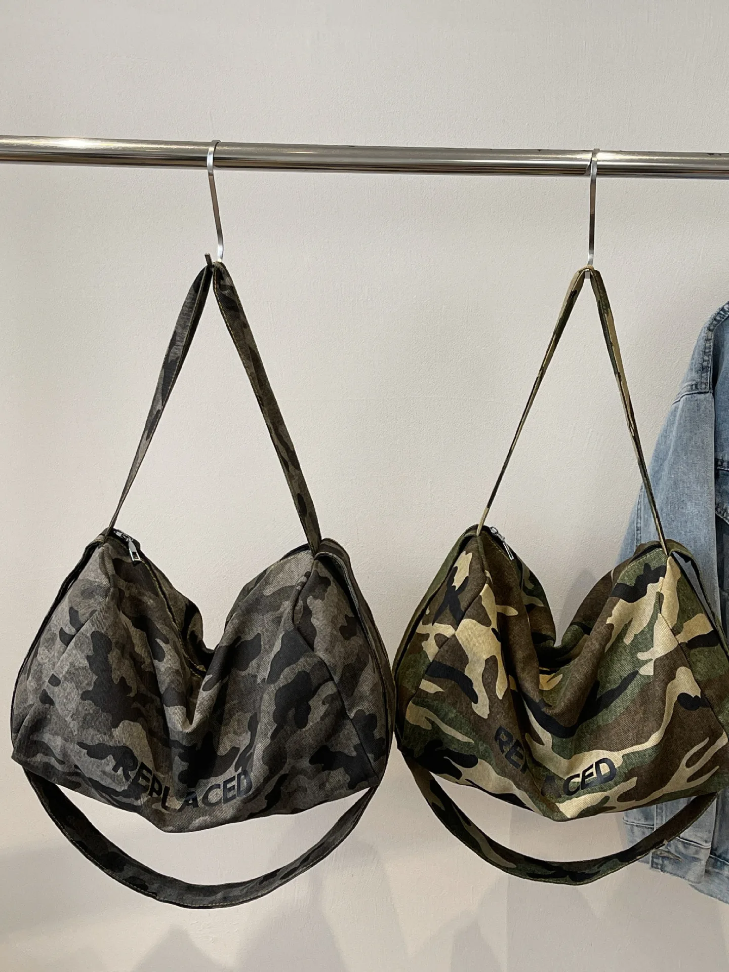 Faionable Camouflage Canvas oulder Bag Large Capaci Retro Crossbody Bag for Women Commuting Sli Single Strap Bag
Faionable Camouflage Canvas oulder Bag Large Capaci Retro Crossbody Bag for Women Commuting Sli Single Strap Bag