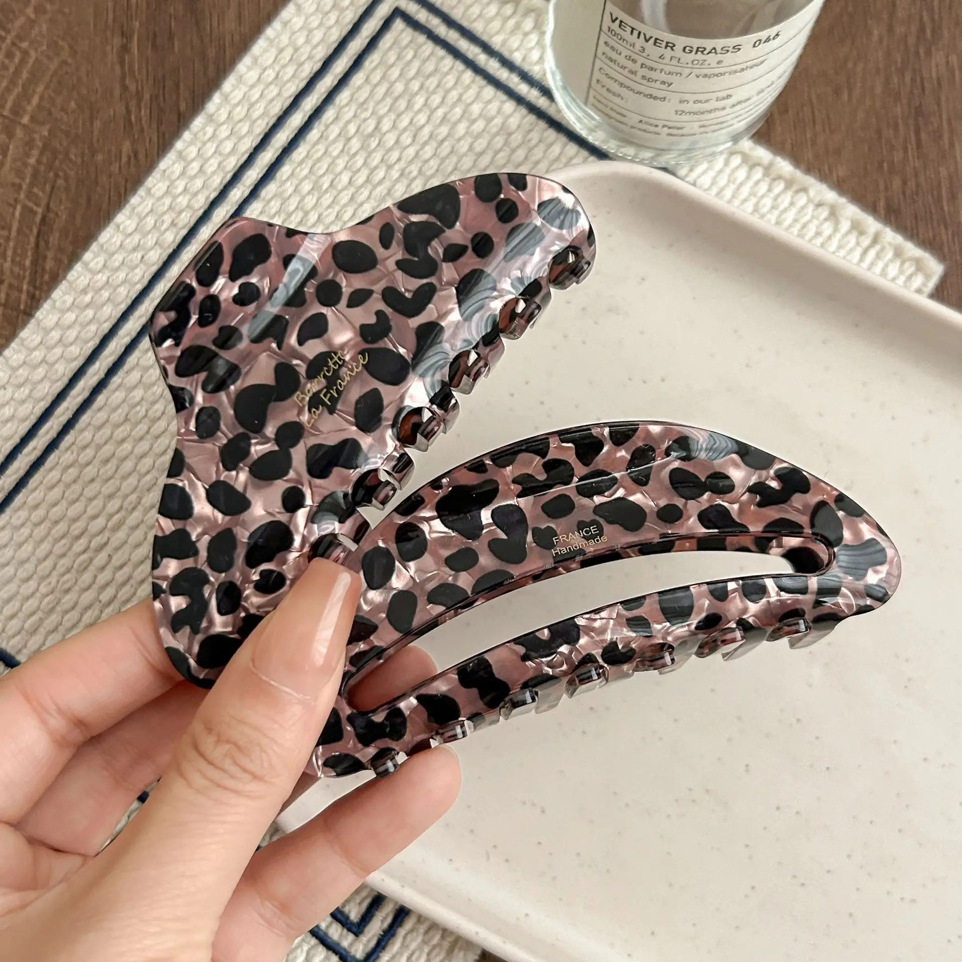 NEW 10CM Large Leopard Print Hair Claw Classic Retro Acrylic Claw Clips Autumn Crab Hair Clips for Women Girls Hair Accessories
NEW 10CM Large Leopard Print Hair Claw Classic Retro Acrylic Claw Clips Autumn Crab Hair Clips for Women Girls Hair Accessories
