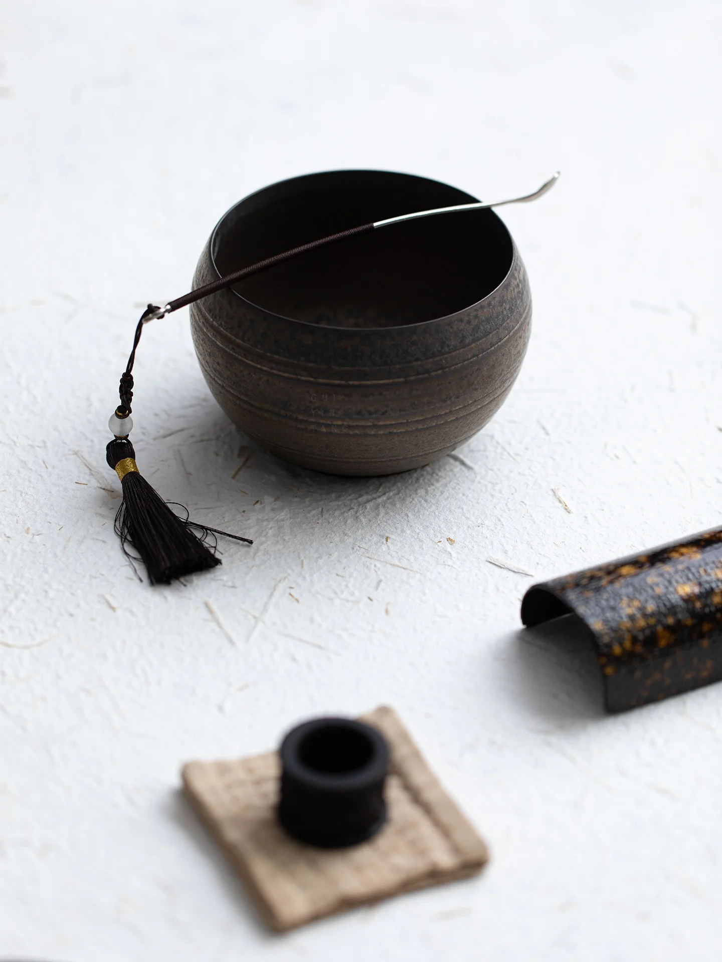 Retro Glazed Iron Porcelain Tea Wastebasket Tea Scraps Bucket Ceramic Sink for Home Use Guanyintang Kiln-fired Utility Pot
Retro Glazed Iron Porcelain Tea Wastebasket Tea Scraps Bucket Ceramic Sink for Home Use Guanyintang Kiln-fired Utility Pot