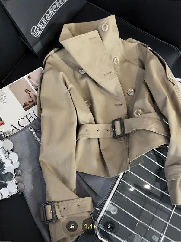 Retro Korean Style Double-Row Buttoned Women's Windbreaker Khaki Color Versatile Cool Style Short Coat for Autumn 2025
Retro Korean Style Double-Row Buttoned Women's Windbreaker Khaki Color Versatile Cool Style Short Coat for Autumn 2025