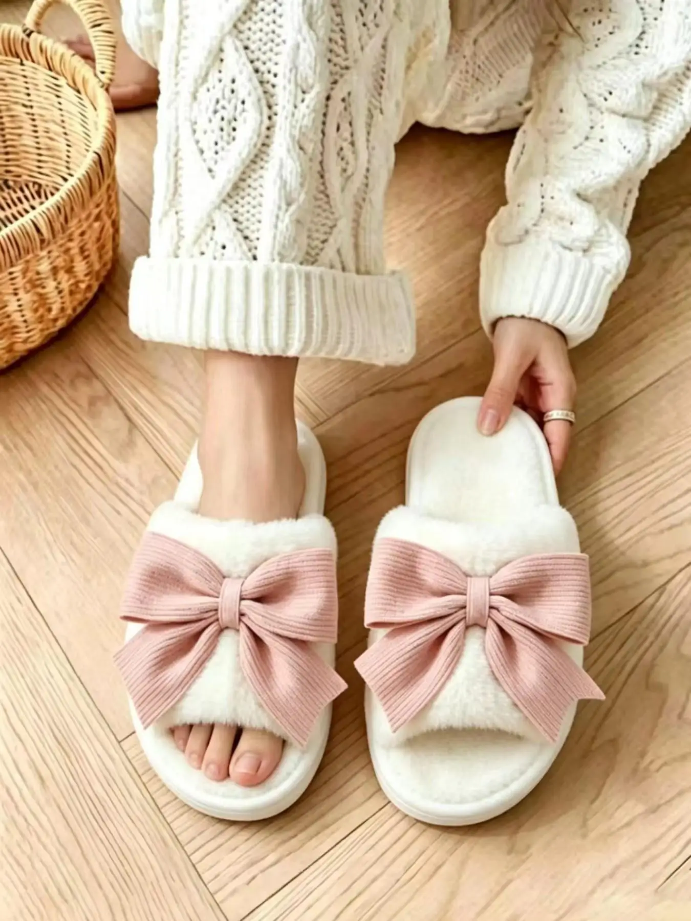 Women's Plush Bowknot Home Slippers, Open-Toe Non-Slip Flat Shoes for All Seasons
Women's Plush Bowknot Home Slippers, Open-Toe Non-Slip Flat Shoes for All Seasons