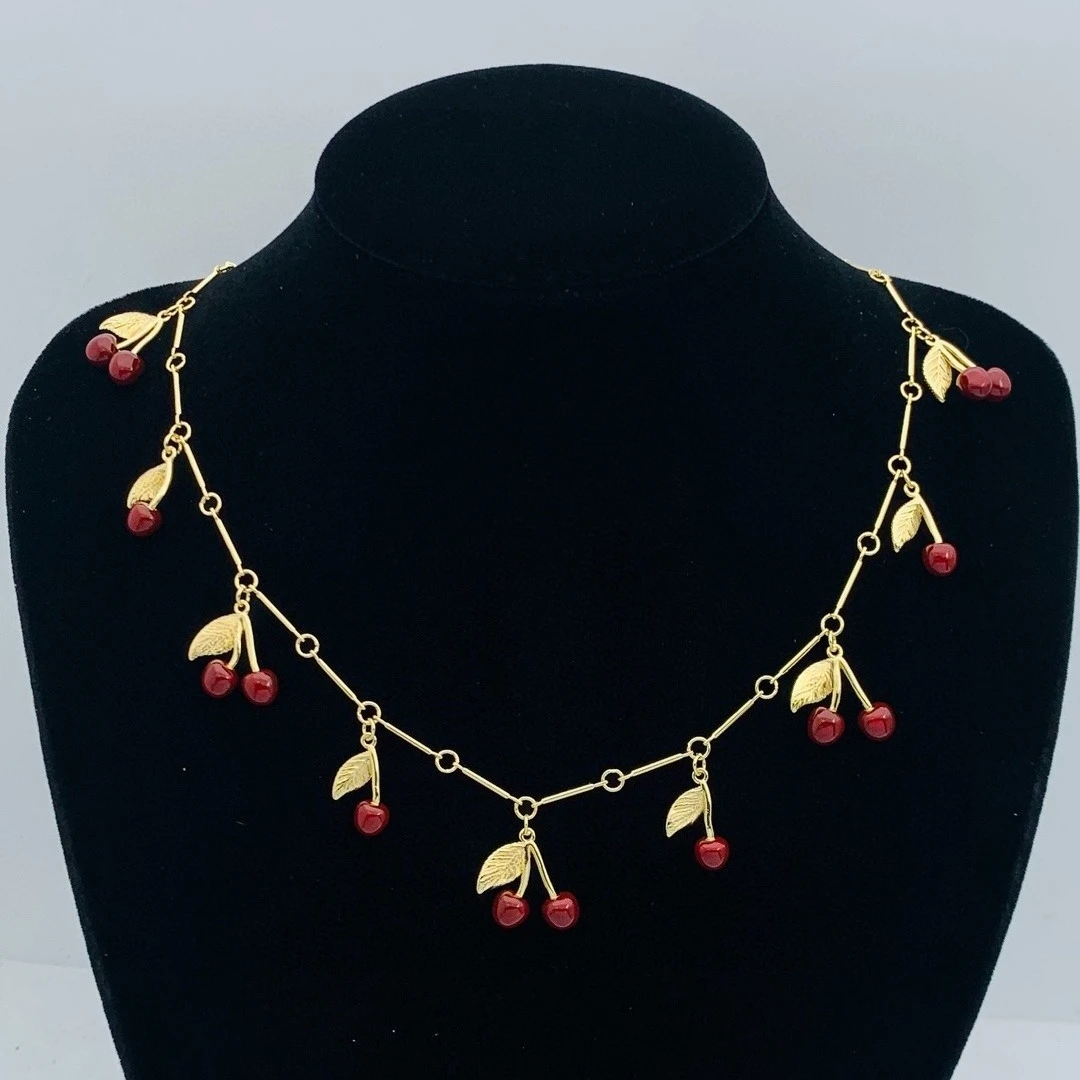 Женское ретро-колье с буквой 2025 года, классические модные украшения, изящный аксессуар
Женское ретро-колье с буквой 2025 года, классические модные украшения, изящный аксессуар