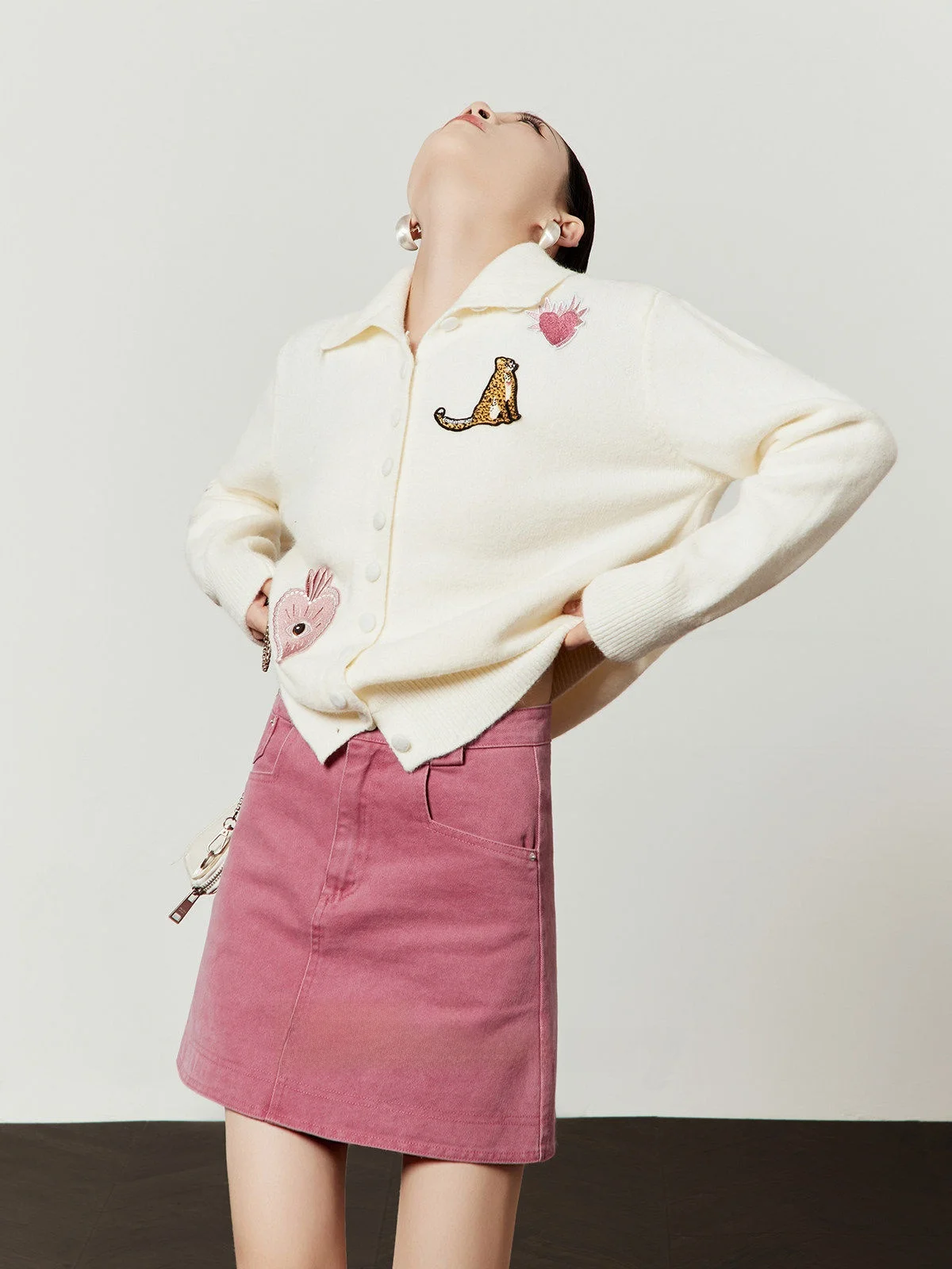 White Knitted Loose Casual Women's Sweater Embroidered Zipper Open Cardigan Winter New Arrival Zhou Li Wu Brand Vintage Sle
White Knitted Loose Casual Women's Sweater Embroidered Zipper Open Cardigan Winter New Arrival Zhou Li Wu Brand Vintage Sle