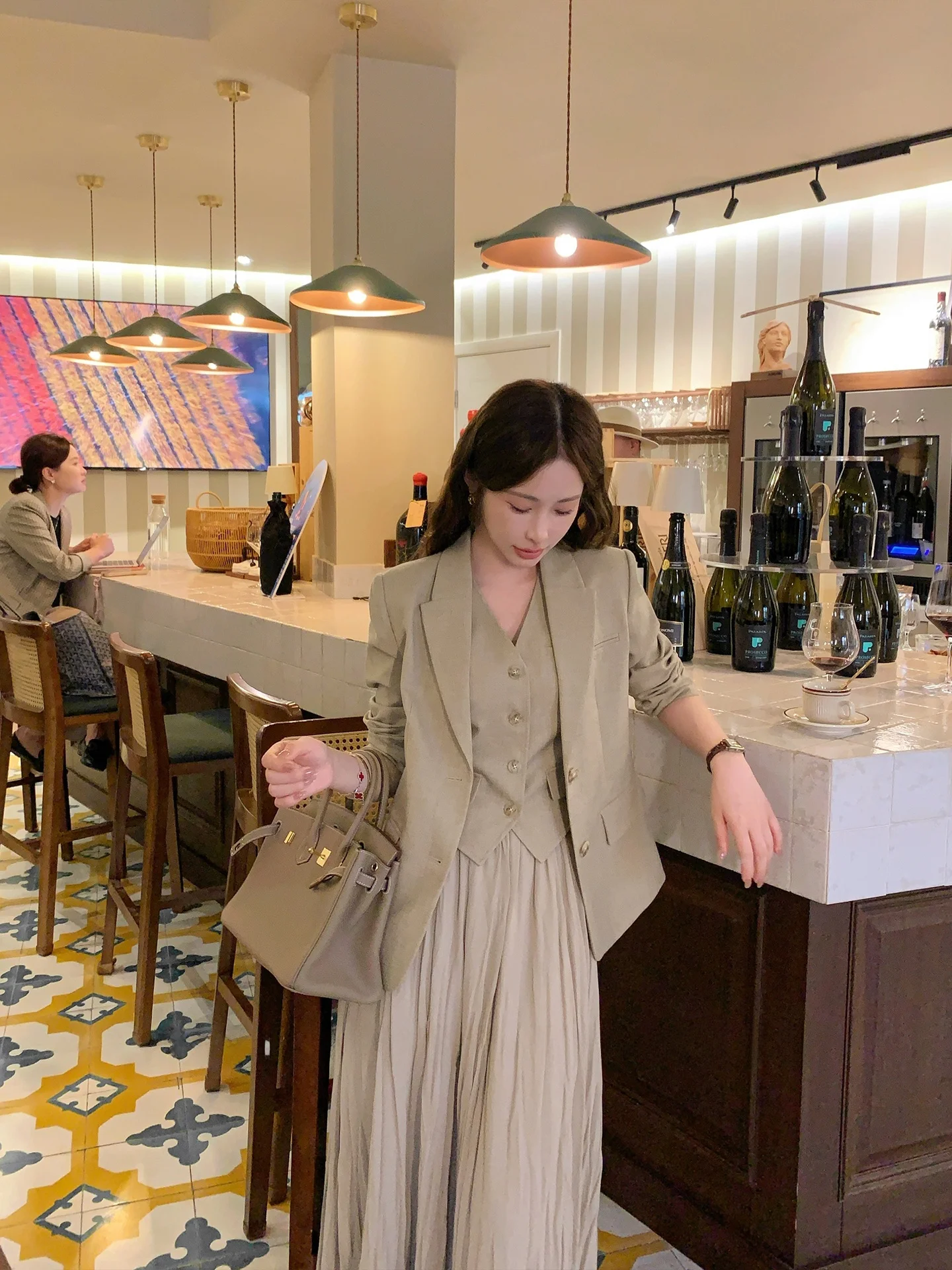 Комплект из двух предметов цвета хаки: футболка приталенного кроя и юбка. Весенний сезон. Женский модный комплект с отложным воротником и высокой талией. Универсальный размер.
Комплект из двух предметов цвета хаки: футболка приталенного кроя и юбка. Весенний сезон. Женский модный комплект с отложным воротником и высокой талией. Универсальный размер.