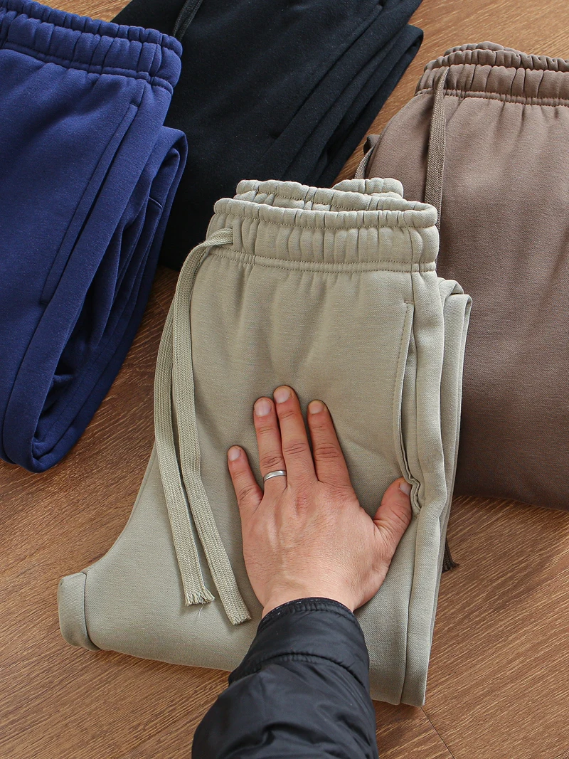 Японские мужские зимние утепленные спортивные брюки на флисовой подкладке с эластичным поясом, модные леггинсы с манжетами
Японские мужские зимние утепленные спортивные брюки на флисовой подкладке с эластичным поясом, модные леггинсы с манжетами