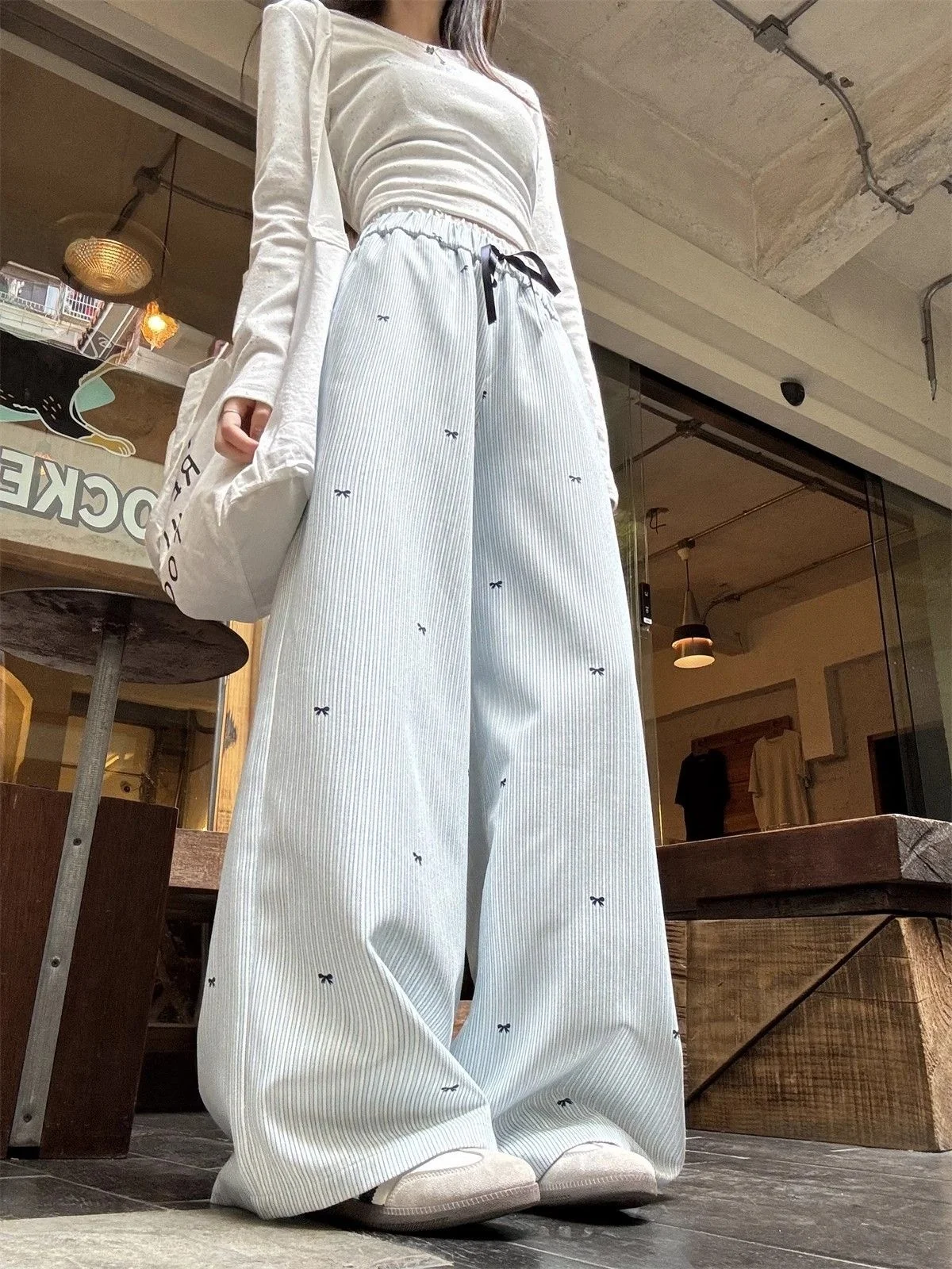 Корейские повседневные брюки с высокой талией и прямыми штанинами для женщин, летние модные брюки с завязками и синими полосками, утягивающие фигуру
Корейские повседневные брюки с высокой талией и прямыми штанинами для женщин, летние модные брюки с завязками и синими полосками, утягивающие фигуру