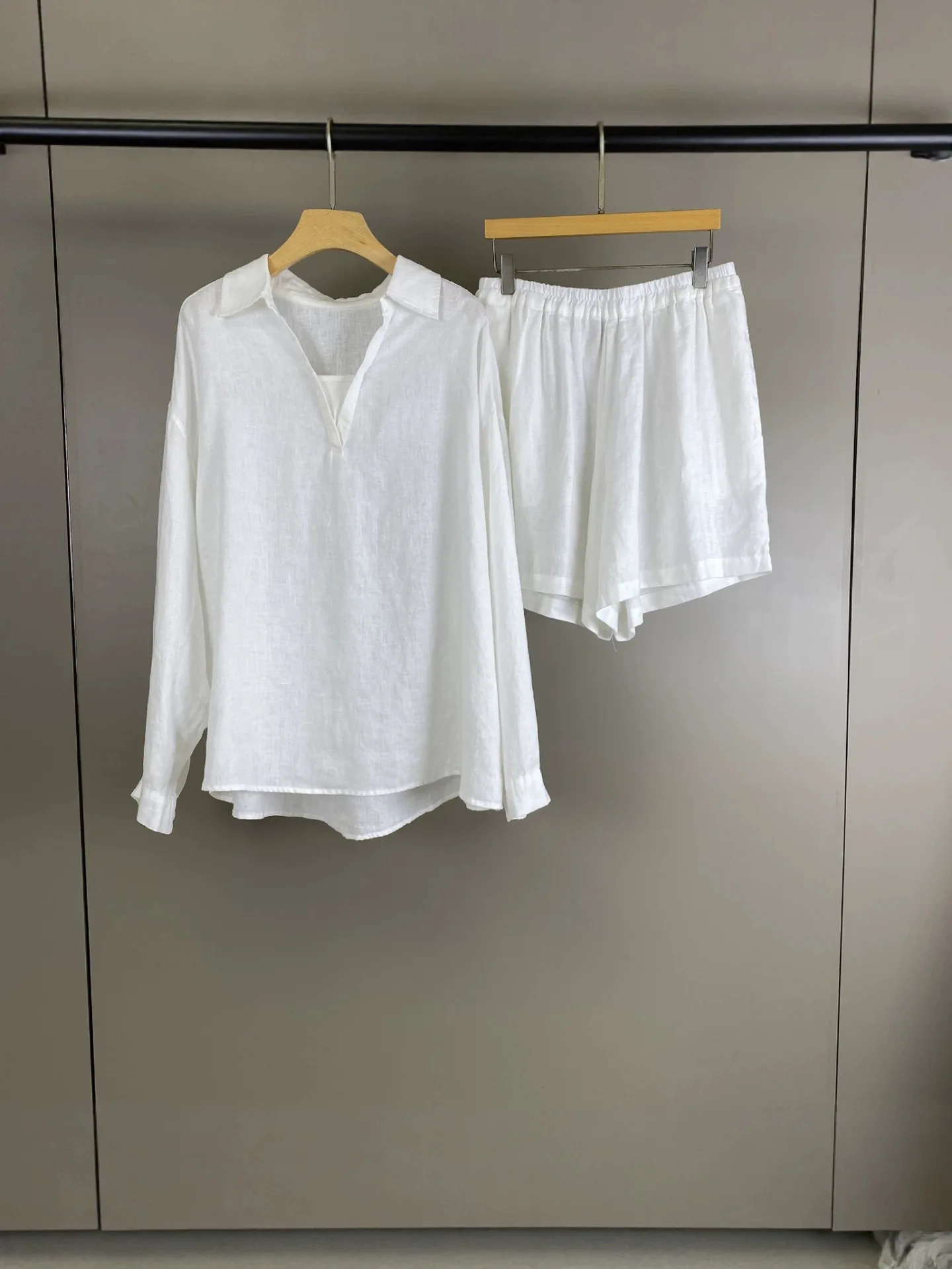 2026 Spring/Summer New Arrival: Women's Retro-Style Linen Set — V-Neck Long-Sleeve Top & Elastic-Waist Shorts
2026 Spring/Summer New Arrival: Women's Retro-Style Linen Set — V-Neck Long-Sleeve Top & Elastic-Waist Shorts