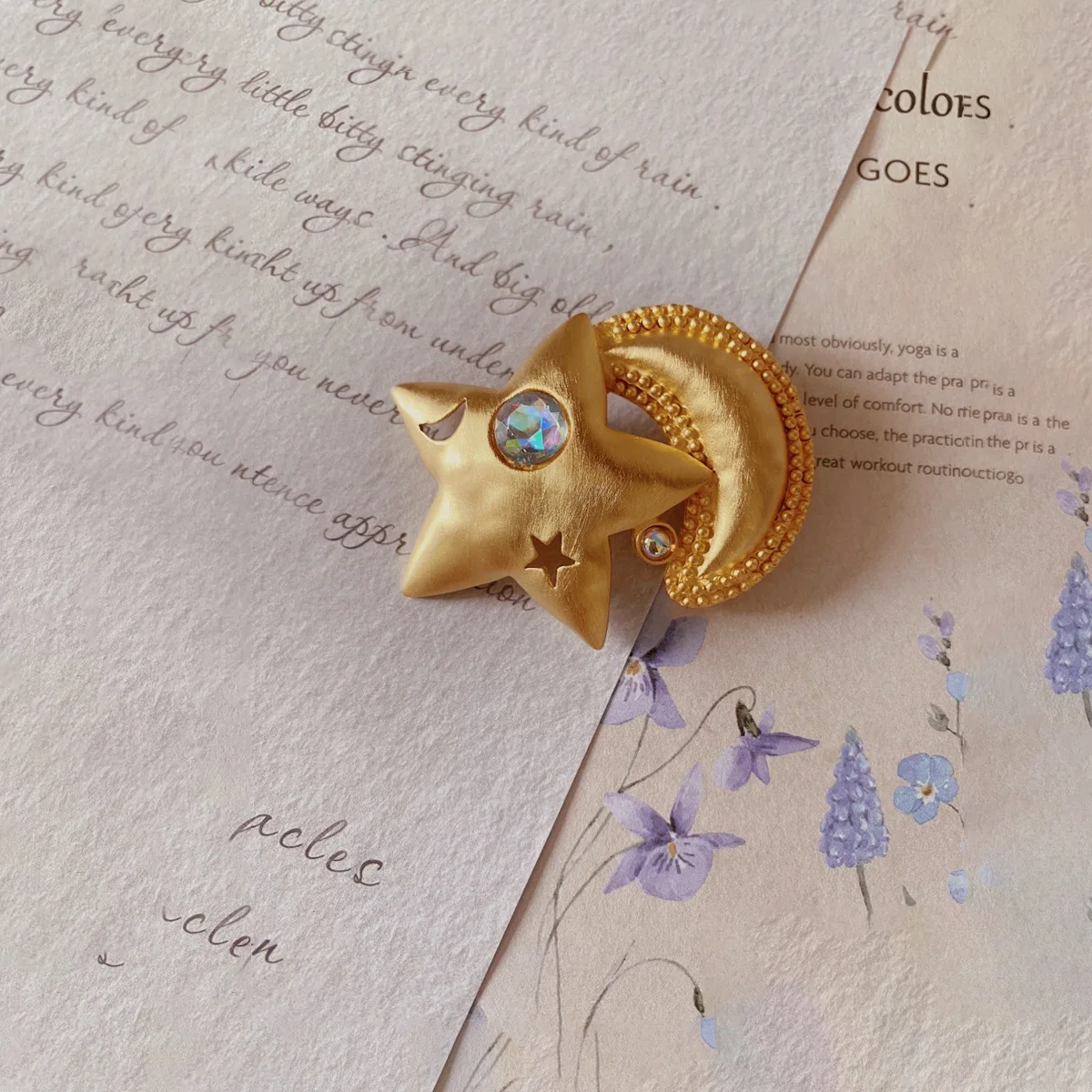 Beautiful Star Moon brooch noble and unique five-pointed golden pin accessory for men and women
Beautiful Star Moon brooch noble and unique five-pointed golden pin accessory for men and women