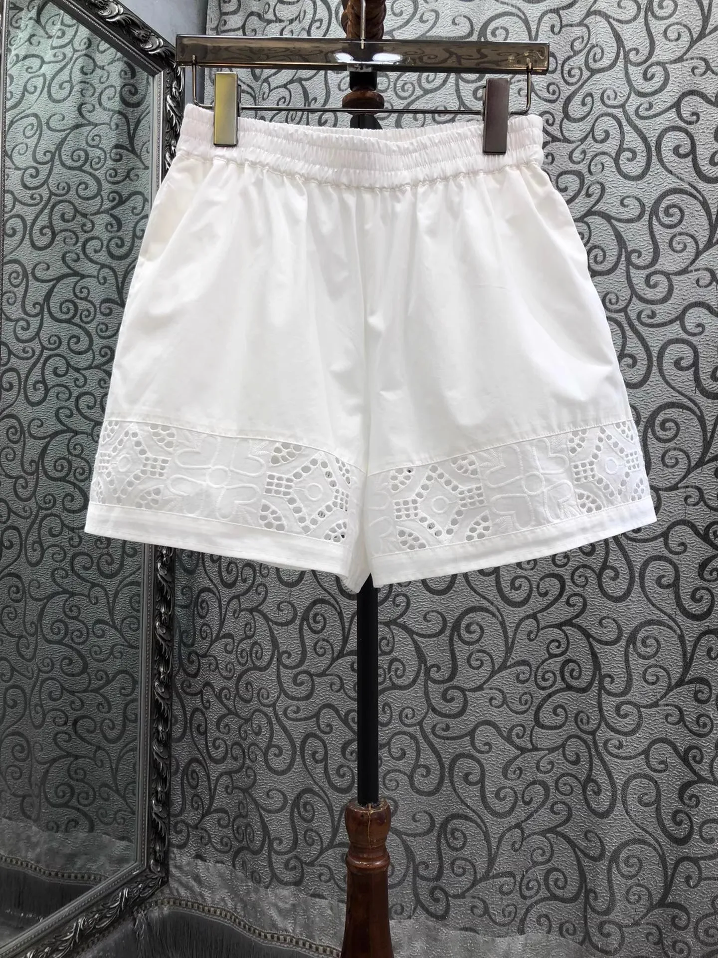 100%Cotton Shorts 2025 Summer Style Lady Elastic Waist Hollow Out Embroidery Pocket Patchwork Casual White Shorts Beach Wear
100%Cotton Shorts 2025 Summer Style Lady Elastic Waist Hollow Out Embroidery Pocket Patchwork Casual White Shorts Beach Wear