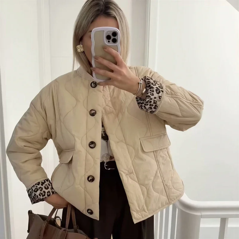 Женские зимние парки с пышными стегаными на ощупь и потайными поясами с клапаном и карманами, изысканные высококачественные изысканные элегантные премиум-класса 2025 г.
Женские зимние парки с пышными стегаными на ощупь и потайными поясами с клапаном и карманами, изысканные высококачественные изысканные элегантные премиум-класса 2025 г.