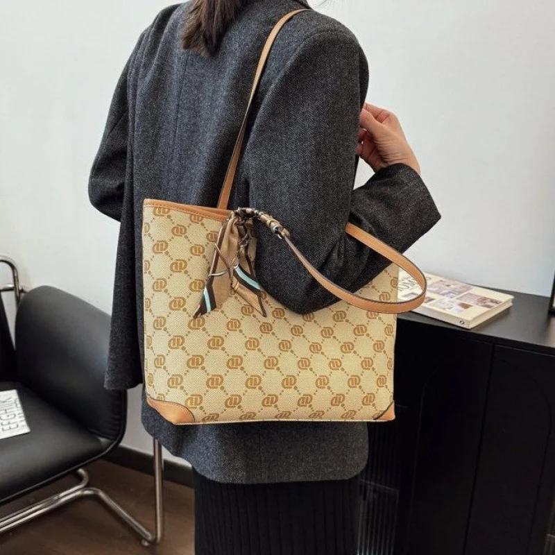 Высококачественная женская сумка из кожи с орхидеи и рисунком Парижа, повседневная, винтажная, повседневная, уютная, стильная
Высококачественная женская сумка из кожи с орхидеи и рисунком Парижа, повседневная, винтажная, повседневная, уютная, стильная 