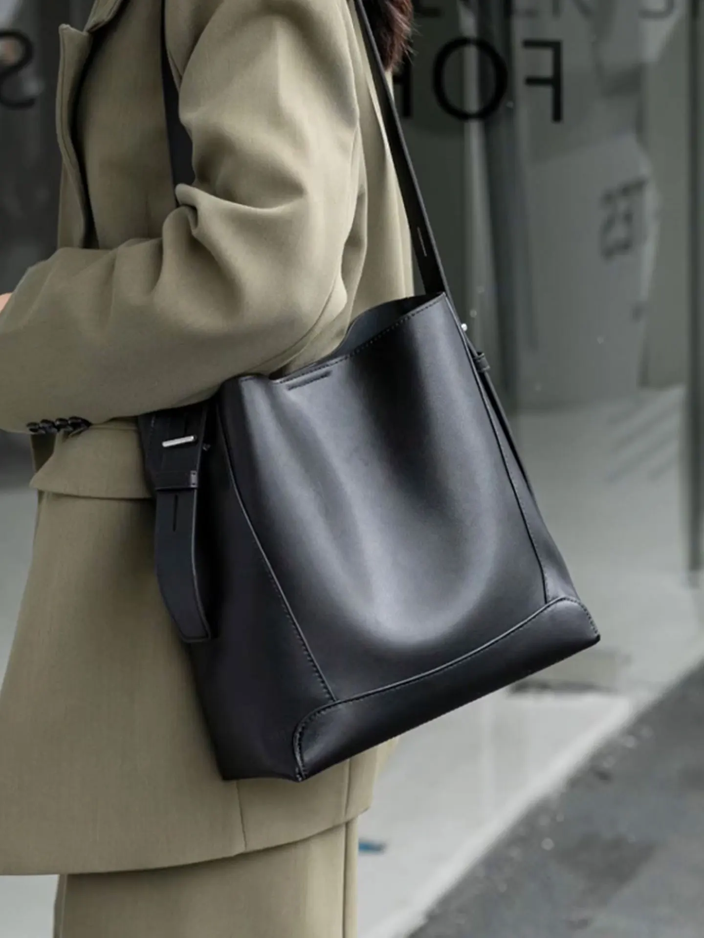 Minimalist Women Genuine Leather Tote Bag, Soft Luxury elegant Quality Seeker , Classy Lady Business Bucket Bag for Daily Travel
Minimalist Women Genuine Leather Tote Bag, Soft Luxury elegant Quality Seeker , Classy Lady Business Bucket Bag for Daily Travel