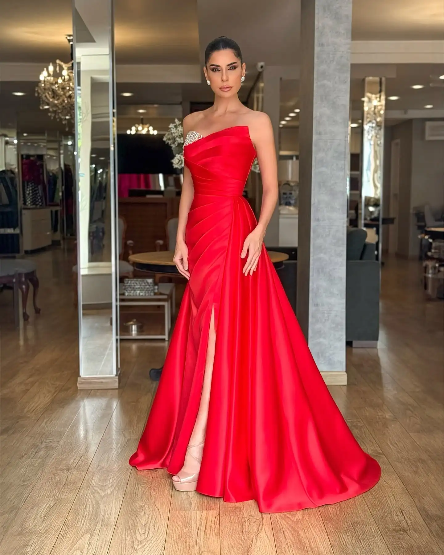 Customized High Quality Satin A-Line Crystal Evening Dresses Strapless Sleeveless Panel Train Red Special Occasion Gowns
Customized High Quality Satin A-Line Crystal Evening Dresses Strapless Sleeveless Panel Train Red Special Occasion Gowns