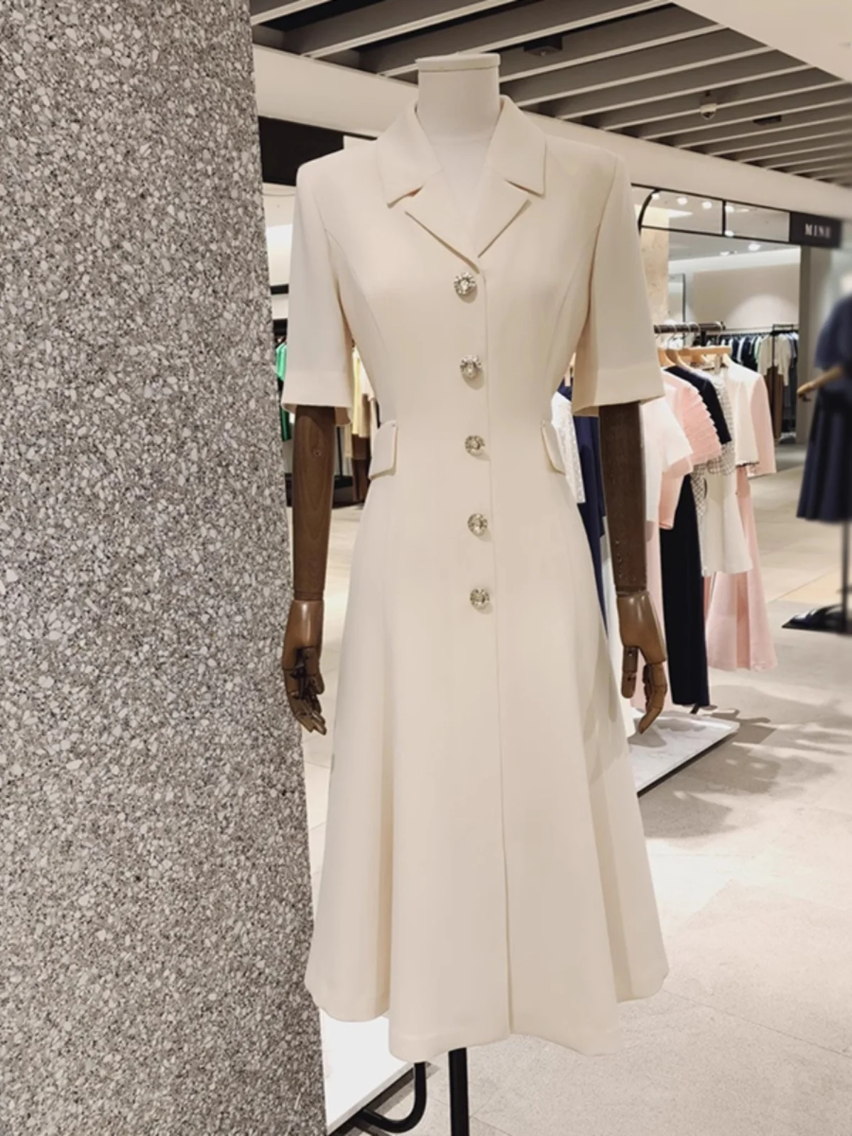 Ele Утягивающий костюм-Sle Dr с высокой талией и дизайном на одной пуговице для летнего сезона, модная юбка-миди трапециевидной формы
Ele Утягивающий костюм-Sle Dr с высокой талией и дизайном на одной пуговице для летнего сезона, модная юбка-миди трапециевидной формы