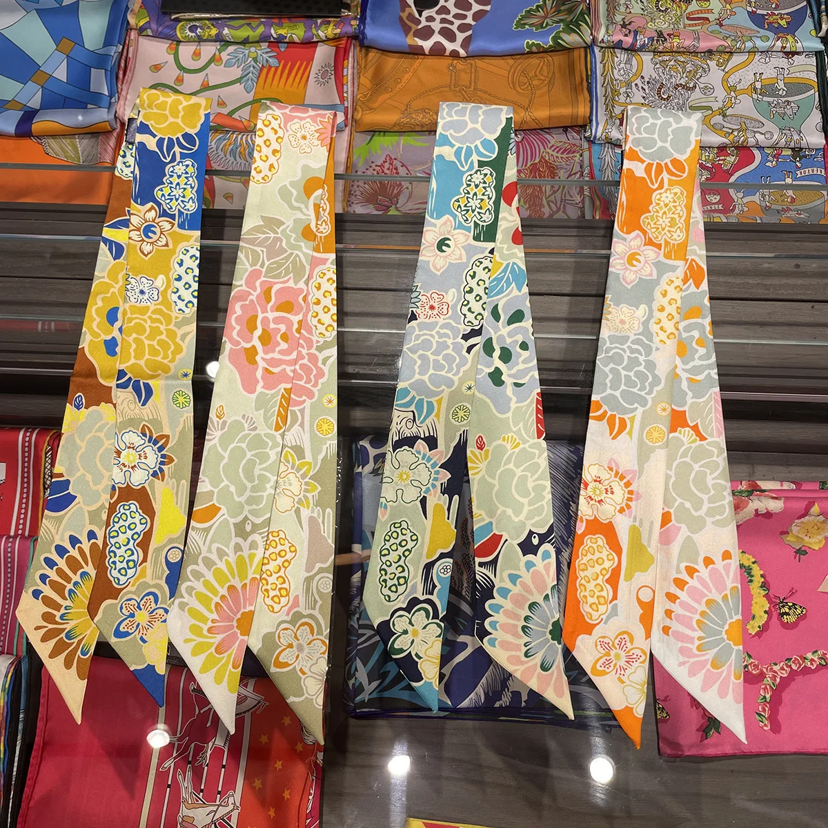 2025 Brand Design Twill 100% Silk Scarf Luxury Fashion Scarf Women Foulard Skinny Bag Scarves New Hot Neckerchief Hair Headband
2025 Brand Design Twill 100% Silk Scarf Luxury Fashion Scarf Women Foulard Skinny Bag Scarves New Hot Neckerchief Hair Headband