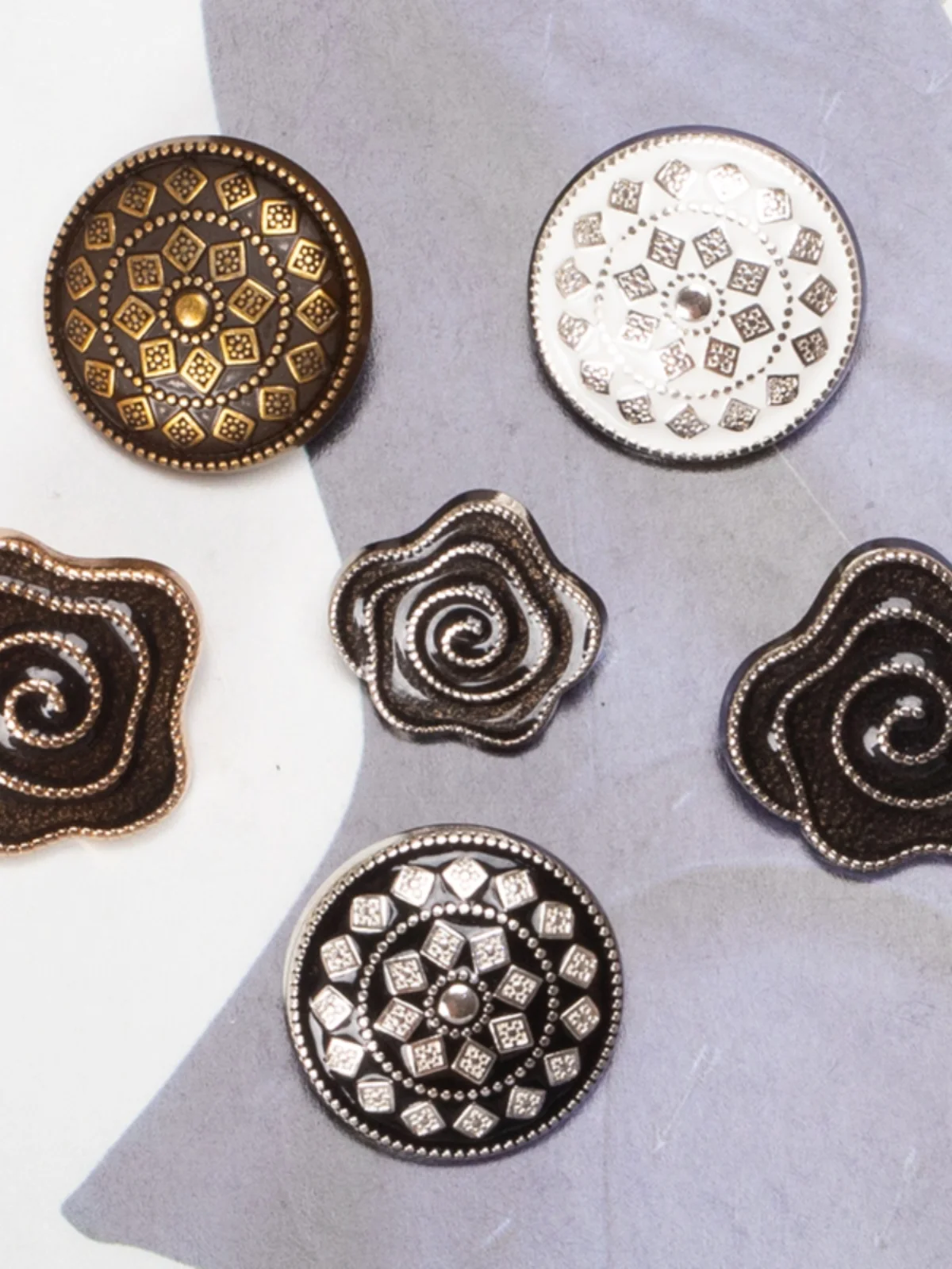 Упрощенные металлические пуговицы для мужских пальто и курток, плоские круглые пуговицы для домашнего шитья и рукоделия, фурнитура для DIY
Упрощенные металлические пуговицы для мужских пальто и курток, плоские круглые пуговицы для домашнего шитья и рукоделия, фурнитура для DIY