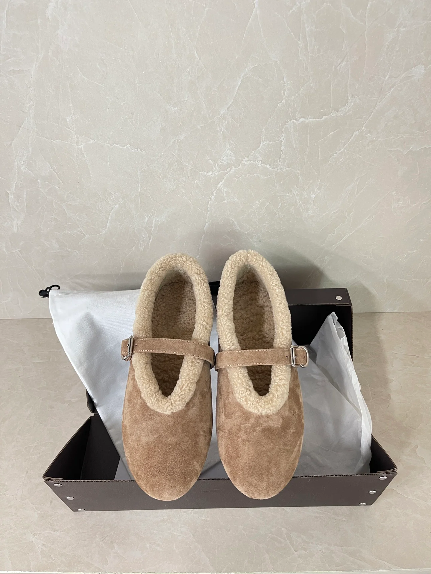 The 2025 new ballet shoes are made of suede and lamb wool, with a soft and delicate touch, and are available in sizes 35-42
The 2025 new ballet shoes are made of suede and lamb wool, with a soft and delicate touch, and are available in sizes 35-42