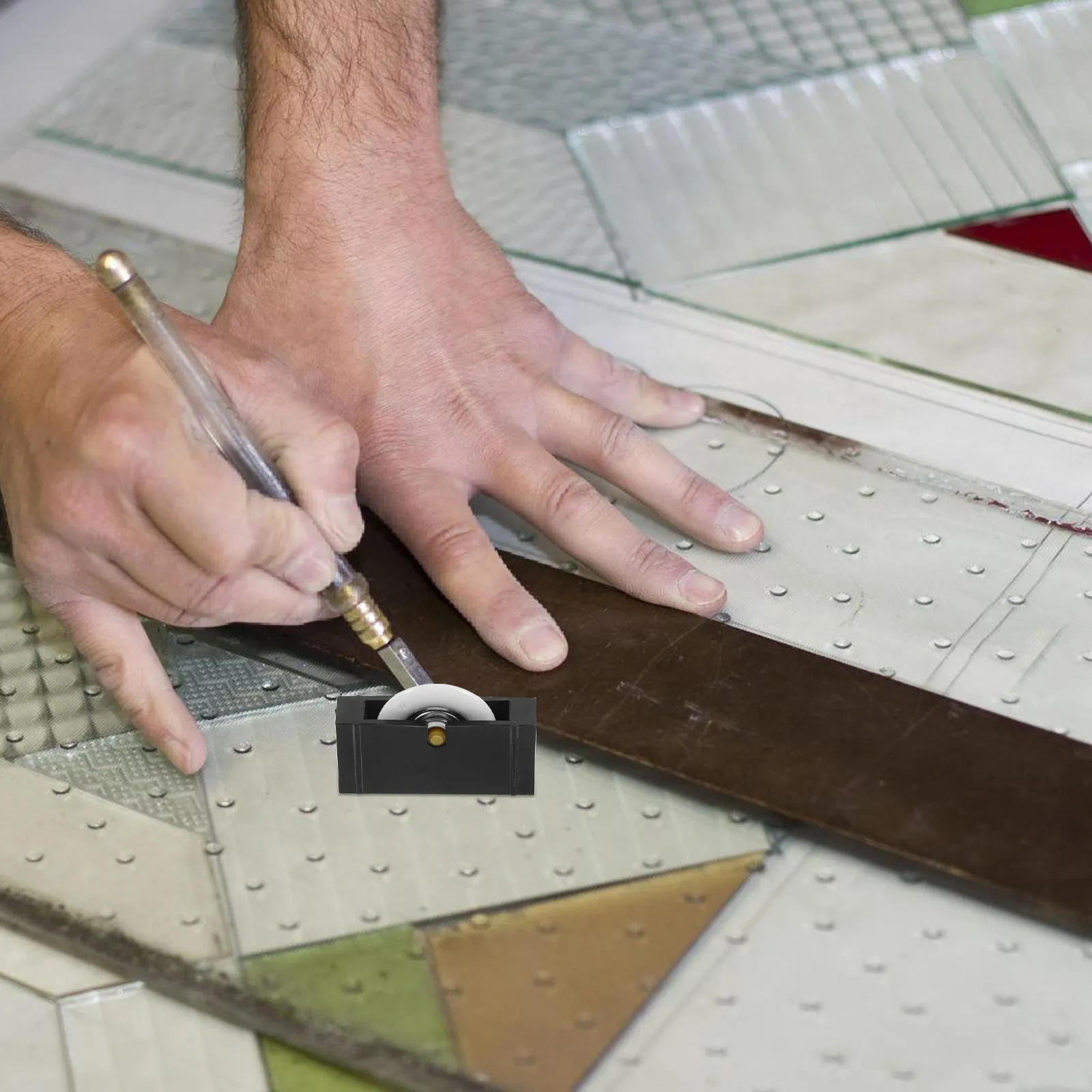 Стеклорез с нескользящей ручкой для безопасного длительного использования, компактный инструмент для резки витражного стекла, ручной инструмент для резки для домашнего использования
Стеклорез с нескользящей ручкой для безопасного длительного использования, компактный инструмент для резки витражного стекла, ручной инструмент для резки для домашнего использования