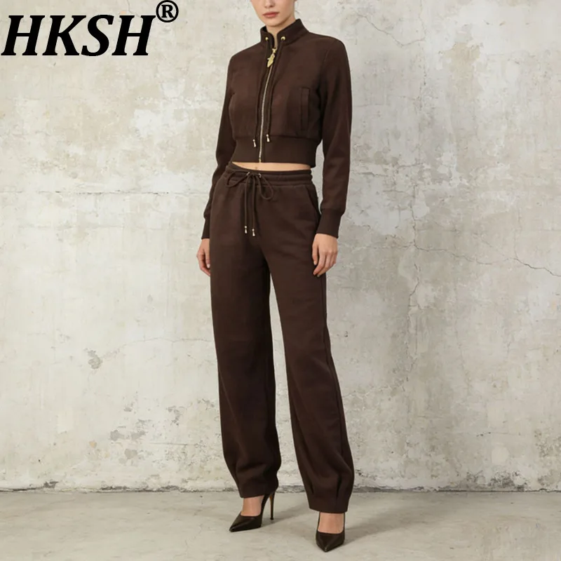 HKSH 2026 Spring New Women Casual Two-Piece Set Stand Collar Zipper Short Top Drawstring Elatic Waisted Harem Pants Chic HK18563
HKSH 2026 Spring New Women Casual Two-Piece Set Stand Collar Zipper Short Top Drawstring Elatic Waisted Harem Pants Chic HK18563
