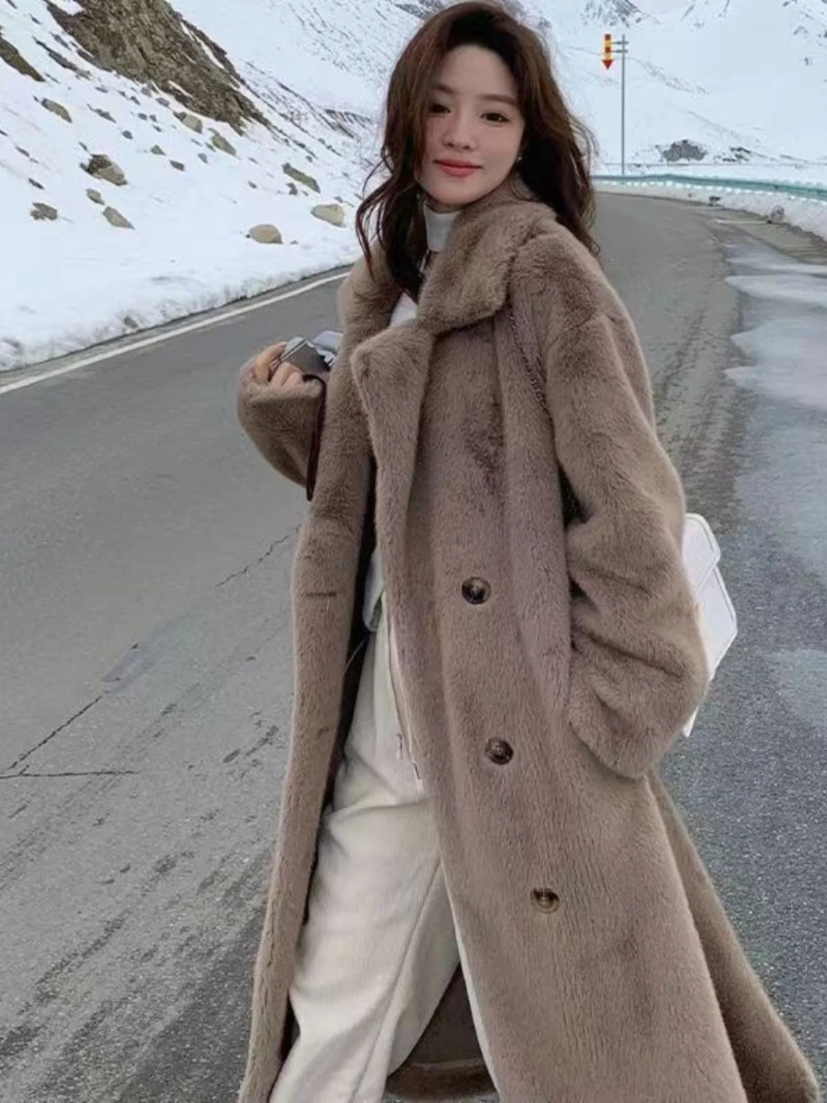 Утепленное длинное пальто с лацканами из искусственного меха кролика для женщин, зимняя модная верхняя одежда средней длины в корейском стиле, свободный крой
Утепленное длинное пальто с лацканами из искусственного меха кролика для женщин, зимняя модная верхняя одежда средней длины в корейском стиле, свободный крой