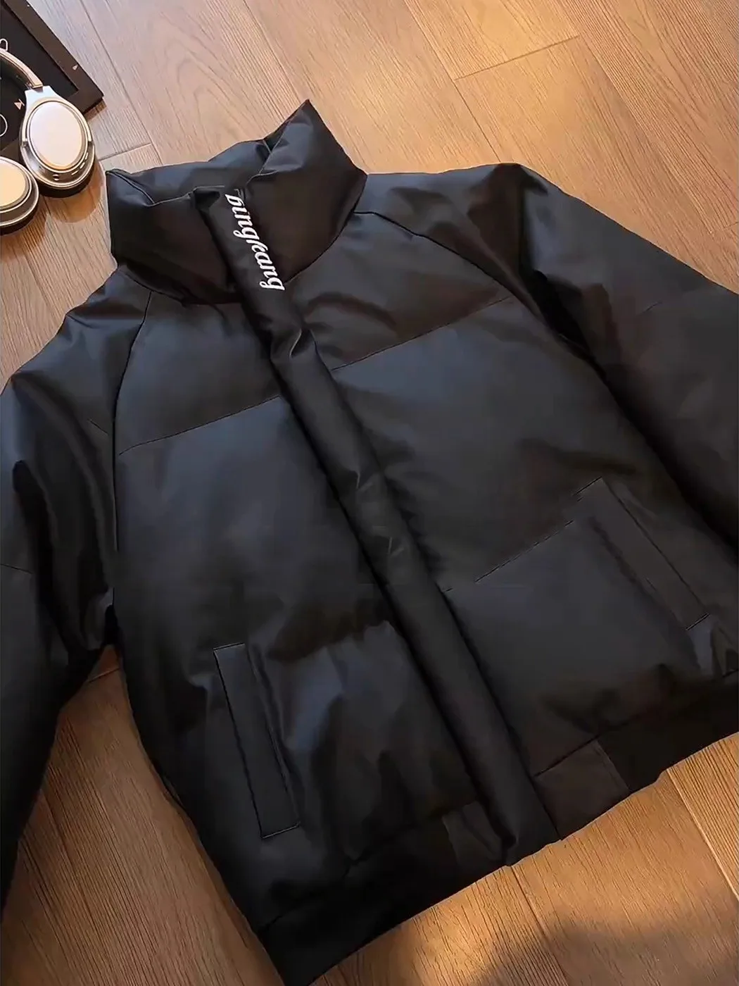 American Sle Thiened PU Leather Embroidered Stand Collar Men's Winter Jaet Cotton down Workwear Outerwear Trendy
American Sle Thiened PU Leather Embroidered Stand Collar Men's Winter Jaet Cotton down Workwear Outerwear Trendy