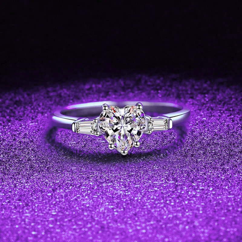 S925 Silver Gold Plated 1CT D Color Moissanite Runaway Princess Heart Ring, Adjustable Open Band, Exquisite Jewelry.
S925 Silver Gold Plated 1CT D Color Moissanite Runaway Princess Heart Ring, Adjustable Open Band, Exquisite Jewelry.