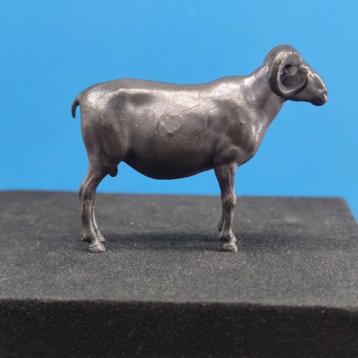 Black Brass Antelope Animal Model Simulation South African Antelope Ornament
Black Brass Antelope Animal Model Simulation South African Antelope Ornament
