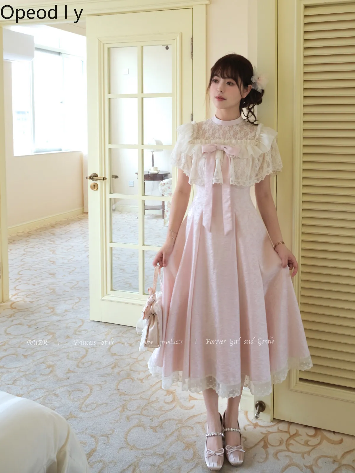 Gentle Elegant Japanese Original Lolita Lady Long Dress Sweet and Cute One-word Shoulder Filigree Bow Waist Pink Long Dress
Gentle Elegant Japanese Original Lolita Lady Long Dress Sweet and Cute One-word Shoulder Filigree Bow Waist Pink Long Dress