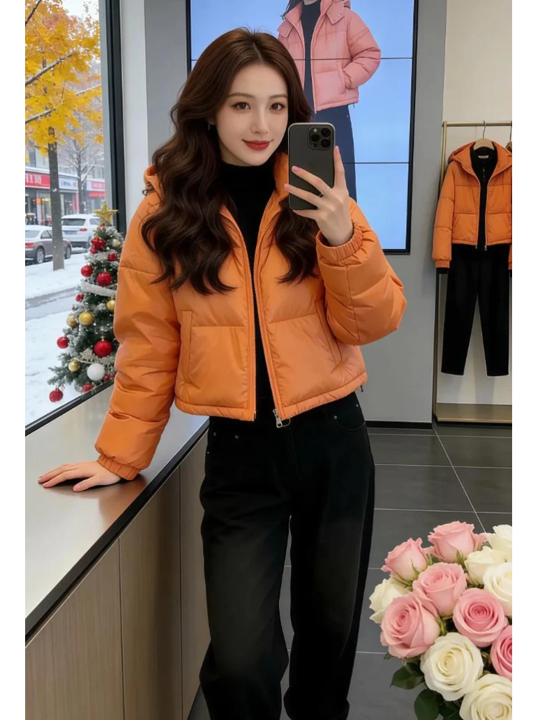 Уникальная однотонная короткая хлопковая куртка для женщин: модная верхняя одежда, зимнее пальто с уникальным дизайном, простой и элегантный стиль.
Уникальная однотонная короткая хлопковая куртка для женщин: модная верхняя одежда, зимнее пальто с уникальным дизайном, простой и элегантный стиль.