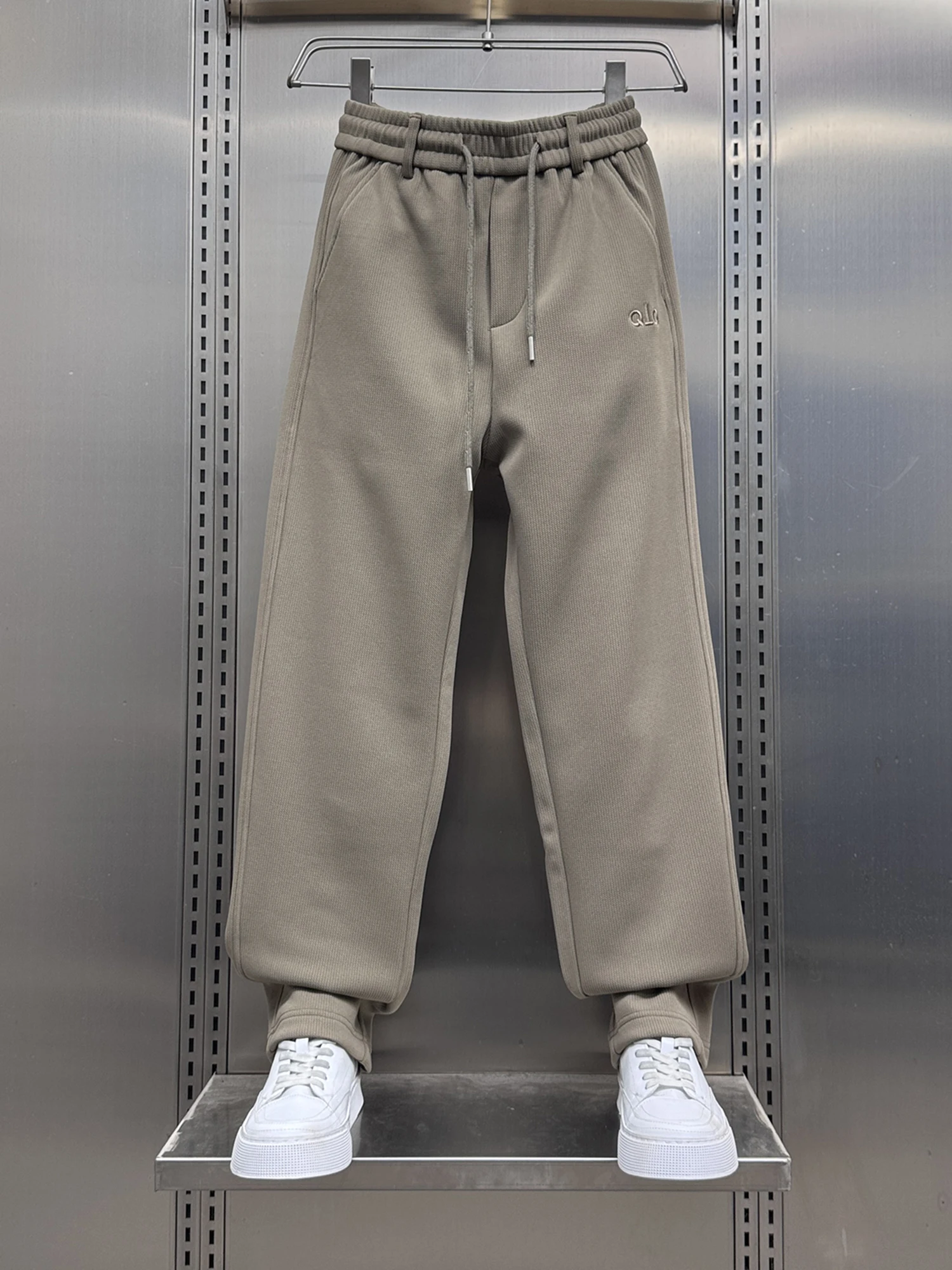 Мужские повседневные свободные брюки прямого кроя, осенне-зимние, новые, с вышивкой, молодежные спортивные штаны, модный бренд
Мужские повседневные свободные брюки прямого кроя, осенне-зимние, новые, с вышивкой, молодежные спортивные штаны, модный бренд