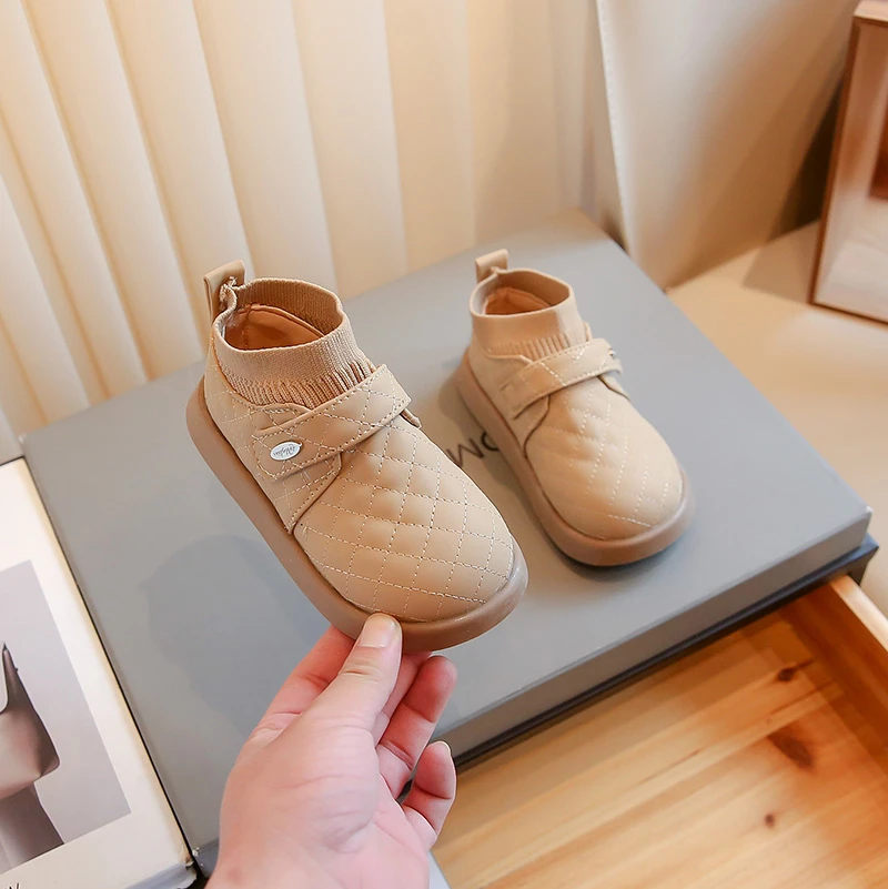 New Children Fashion Girls Casual Shoes Hook & Loop Versatile Soft Kids Leather Shoes for Boys Sewing Simple Non-slip Platform
New Children Fashion Girls Casual Shoes Hook & Loop Versatile Soft Kids Leather Shoes for Boys Sewing Simple Non-slip Platform
