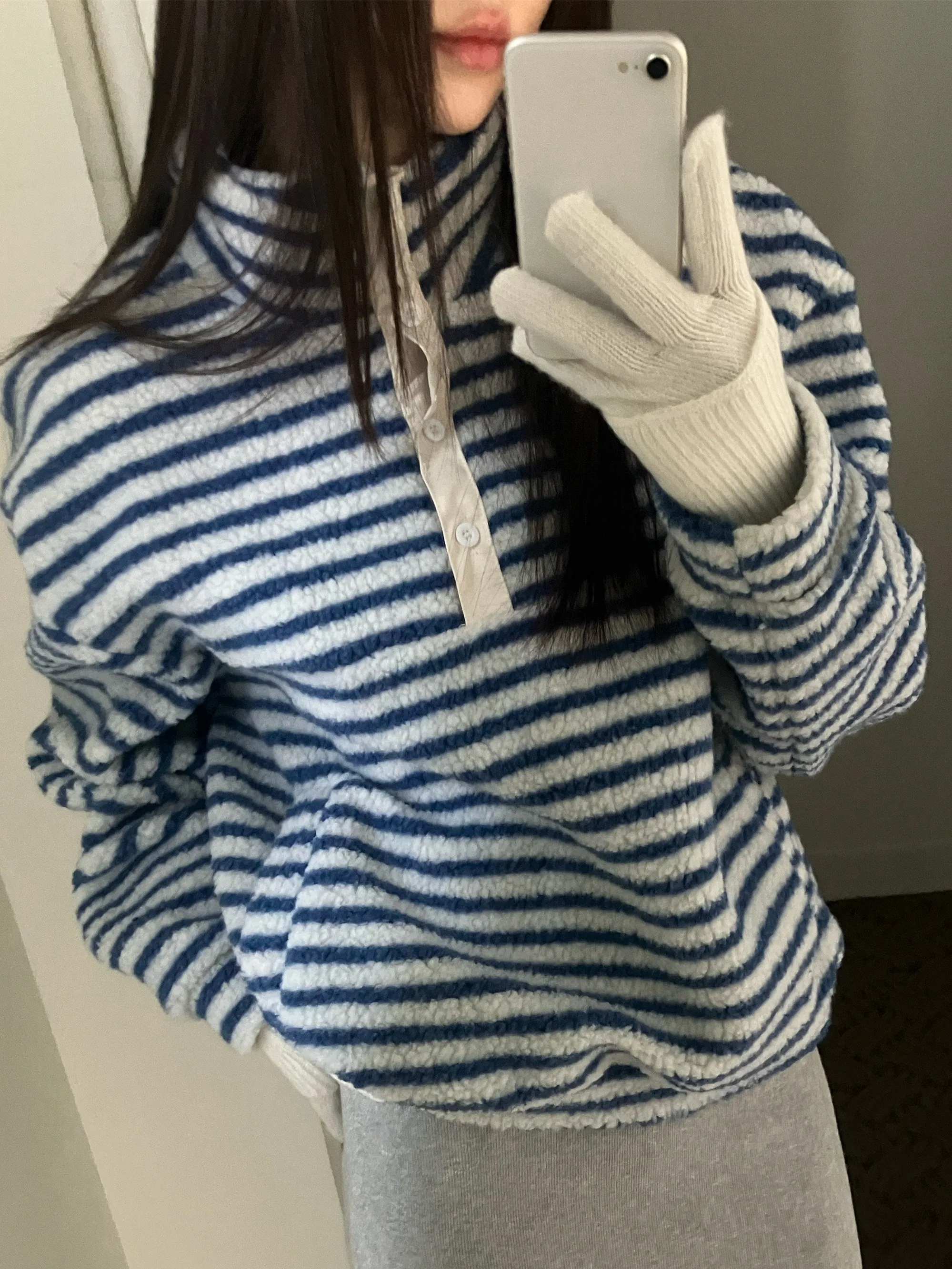 Новая зимняя стильная женская толстовка из овечьей шерсти в полоску, свободного кроя, универсальная, повседневная, с эффектом омоложения, мягкая, теплая, комфортная.
Новая зимняя стильная женская толстовка из овечьей шерсти в полоску, свободного кроя, универсальная, повседневная, с эффектом омоложения, мягкая, теплая, комфортная.