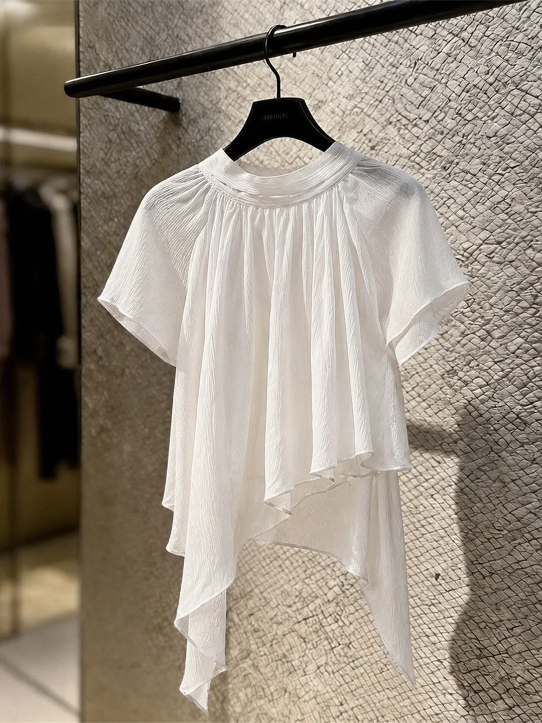 Ladies' round Neck Short Sleeve Top Korean Style Casual Loose Fit Summer Shirt Versatile Slimming Bottom Hem Silk Material
Ladies' round Neck Short Sleeve Top Korean Style Casual Loose Fit Summer Shirt Versatile Slimming Bottom Hem Silk Material