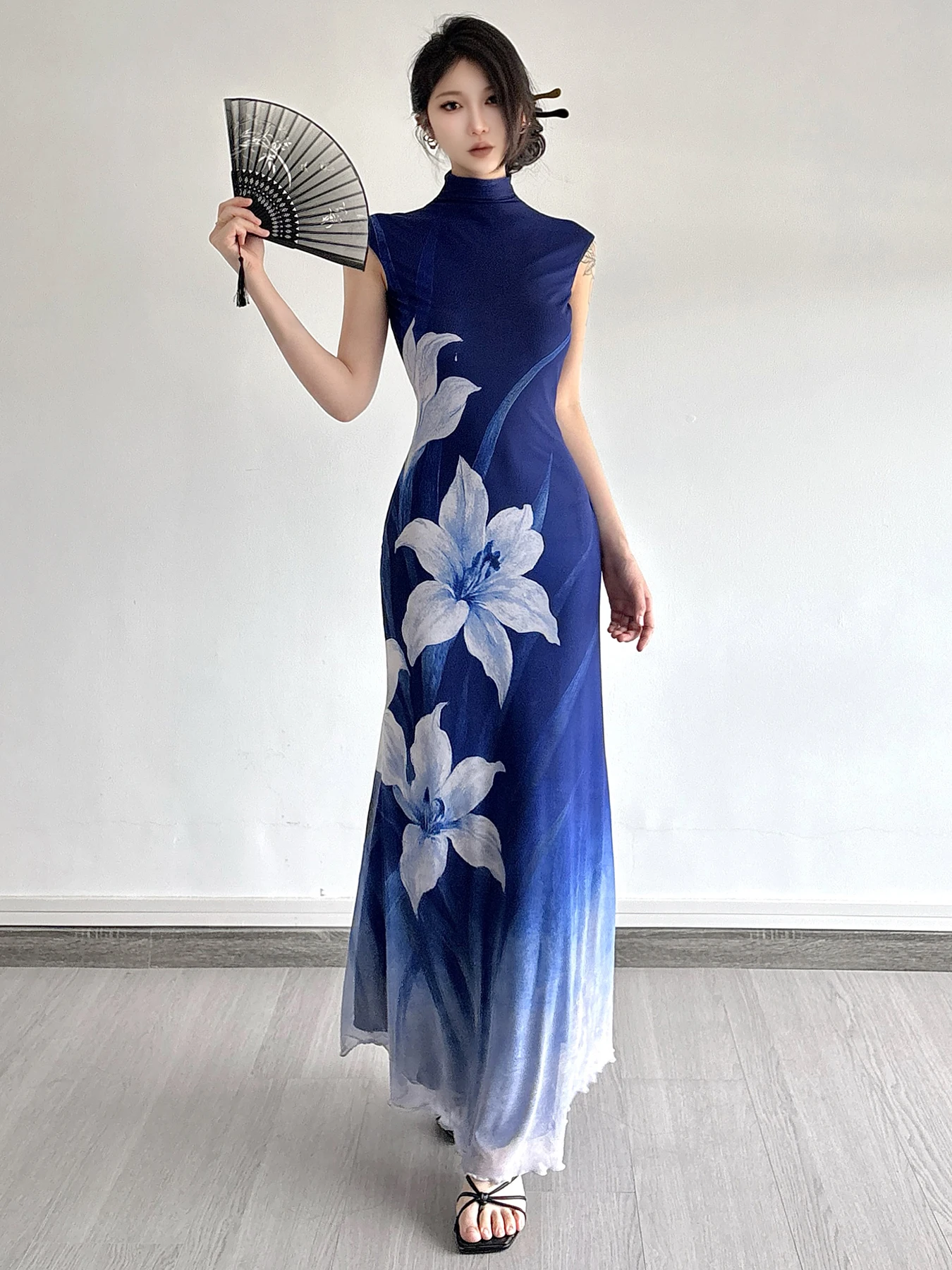 New Chinese Style Gradient Long Dress Women's Halter Neck Slim Fit Waist Cinched Mesh Skirt Blue Dye Floral Print Casual Dress
New Chinese Style Gradient Long Dress Women's Halter Neck Slim Fit Waist Cinched Mesh Skirt Blue Dye Floral Print Casual Dress