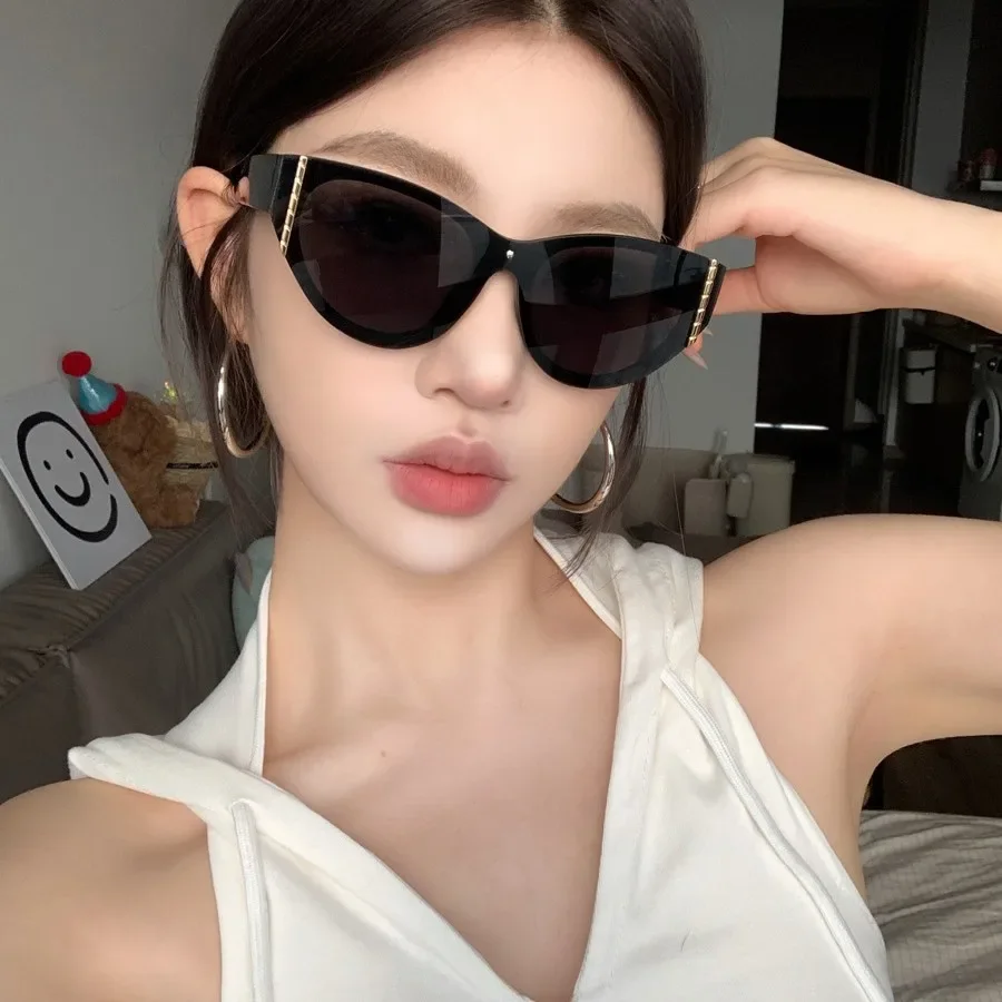 Retro Cat Eye Sunglasses For Women With Large Frame Slimming 2025 New High-end Ultraviolet Anti-light Sunglasses 6112
Retro Cat Eye Sunglasses For Women With Large Frame Slimming 2025 New High-end Ultraviolet Anti-light Sunglasses 6112
