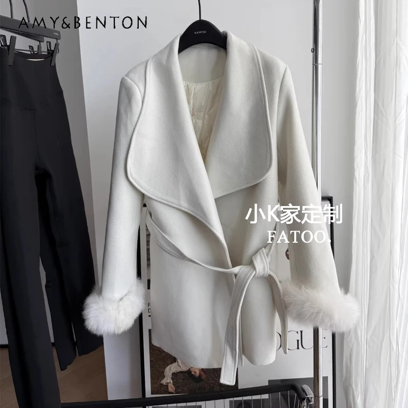 2025 Autumn Winter New Gentle Style Large Lapel Women's Wool Coat French Design Fur Cuff Mid-Length Belted Down Jacket Ladies
2025 Autumn Winter New Gentle Style Large Lapel Women's Wool Coat French Design Fur Cuff Mid-Length Belted Down Jacket Ladies