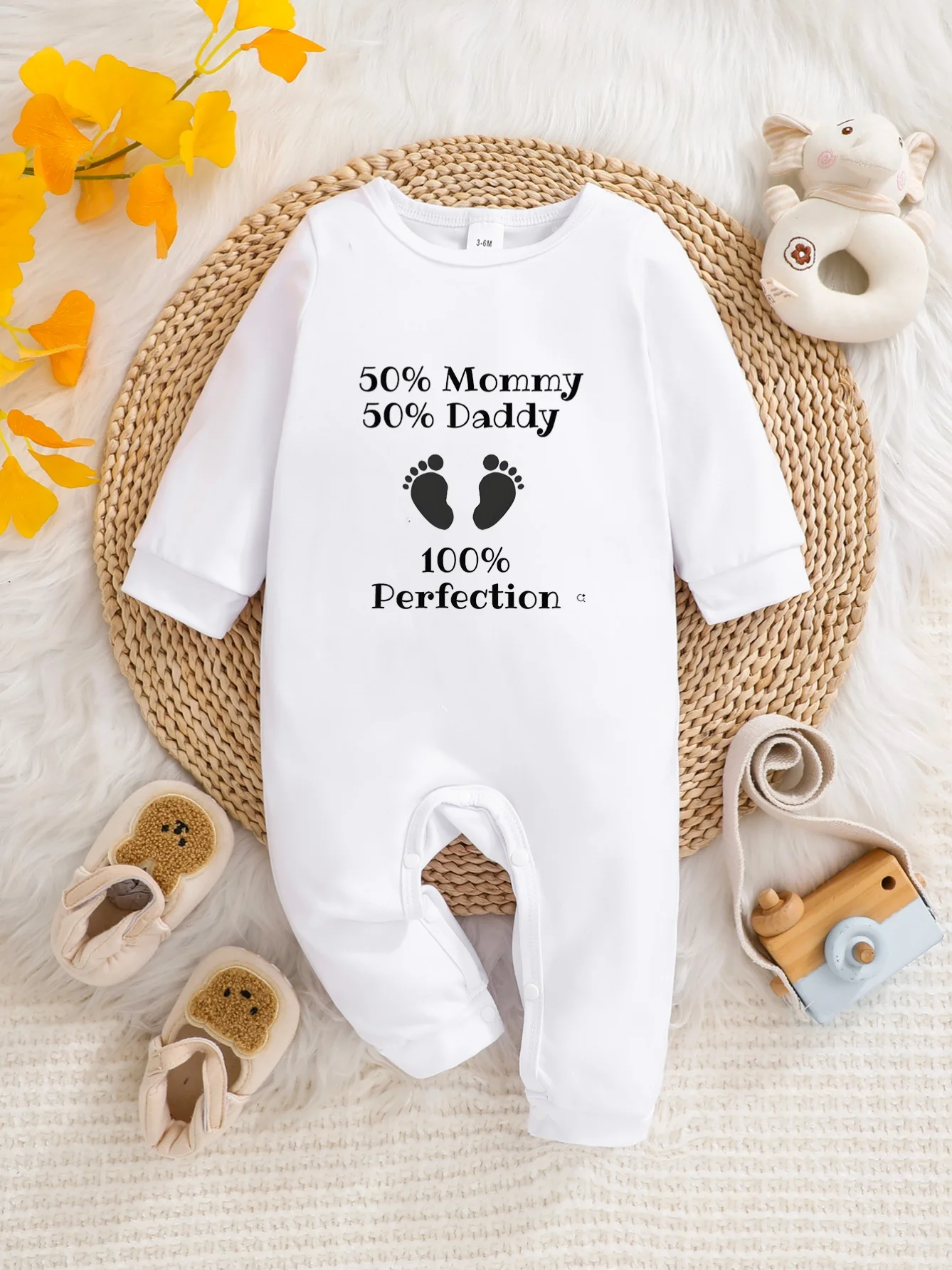 A baby long-sleeved onesie with interesting letter prints. It features a buttoned design for easy putting on and taking off, and
A baby long-sleeved onesie with interesting letter prints. It features a buttoned design for easy putting on and taking off, and