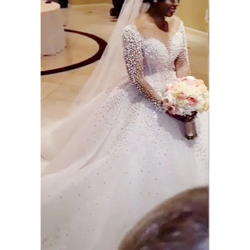 women Elegant long train LUXURY Beaded wedding dress bridal gowns ivory mermaid wedding dress High-end bling wedding dresses
women Elegant long train LUXURY Beaded wedding dress bridal gowns ivory mermaid wedding dress High-end bling wedding dresses