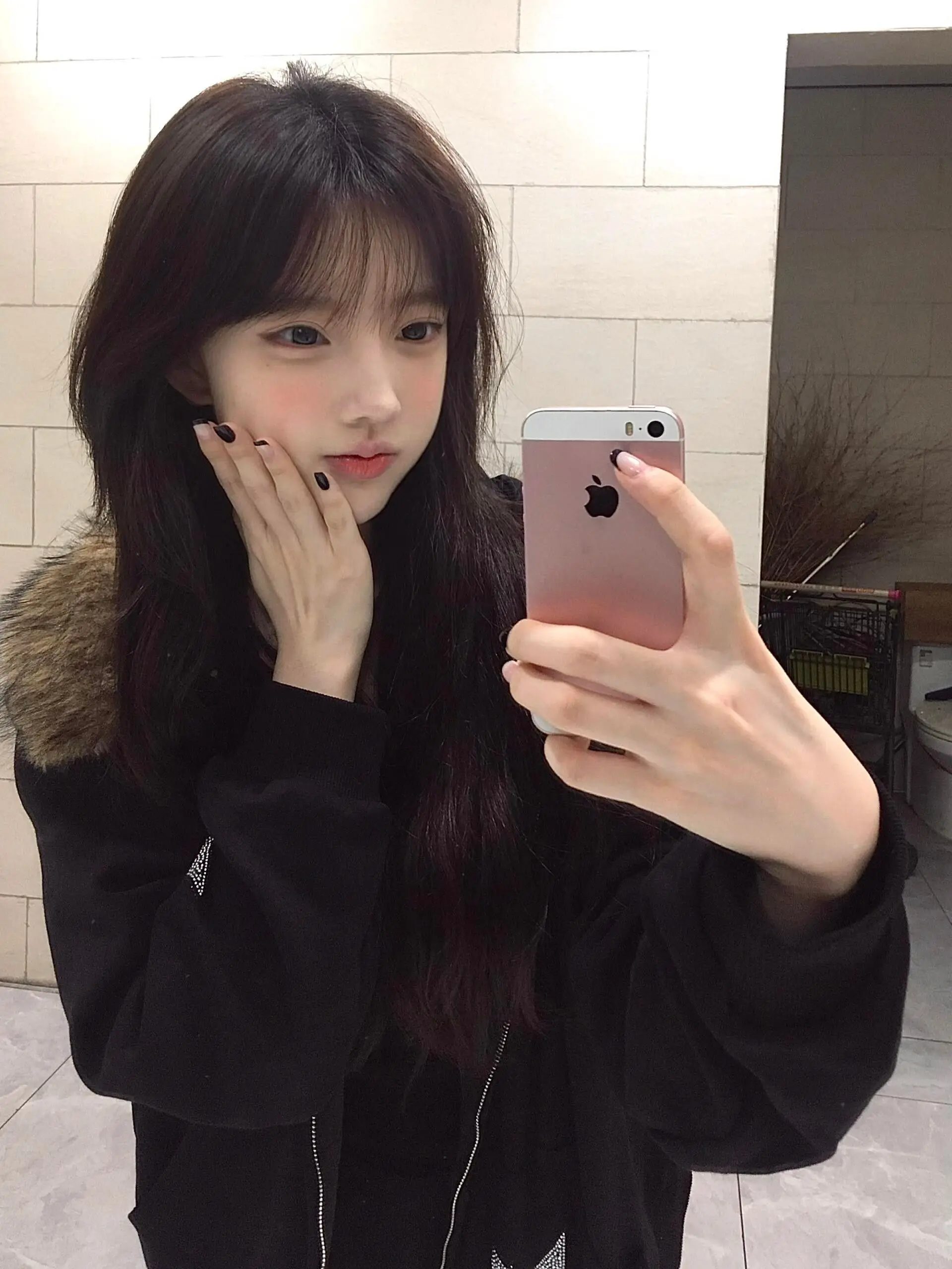 Ретро-куртка с меховым воротником в американском стиле, женская свободная толстовка на молнии, осенне-зимняя новинка, черная верхняя одежда
Ретро-куртка с меховым воротником в американском стиле, женская свободная толстовка на молнии, осенне-зимняя новинка, черная верхняя одежда