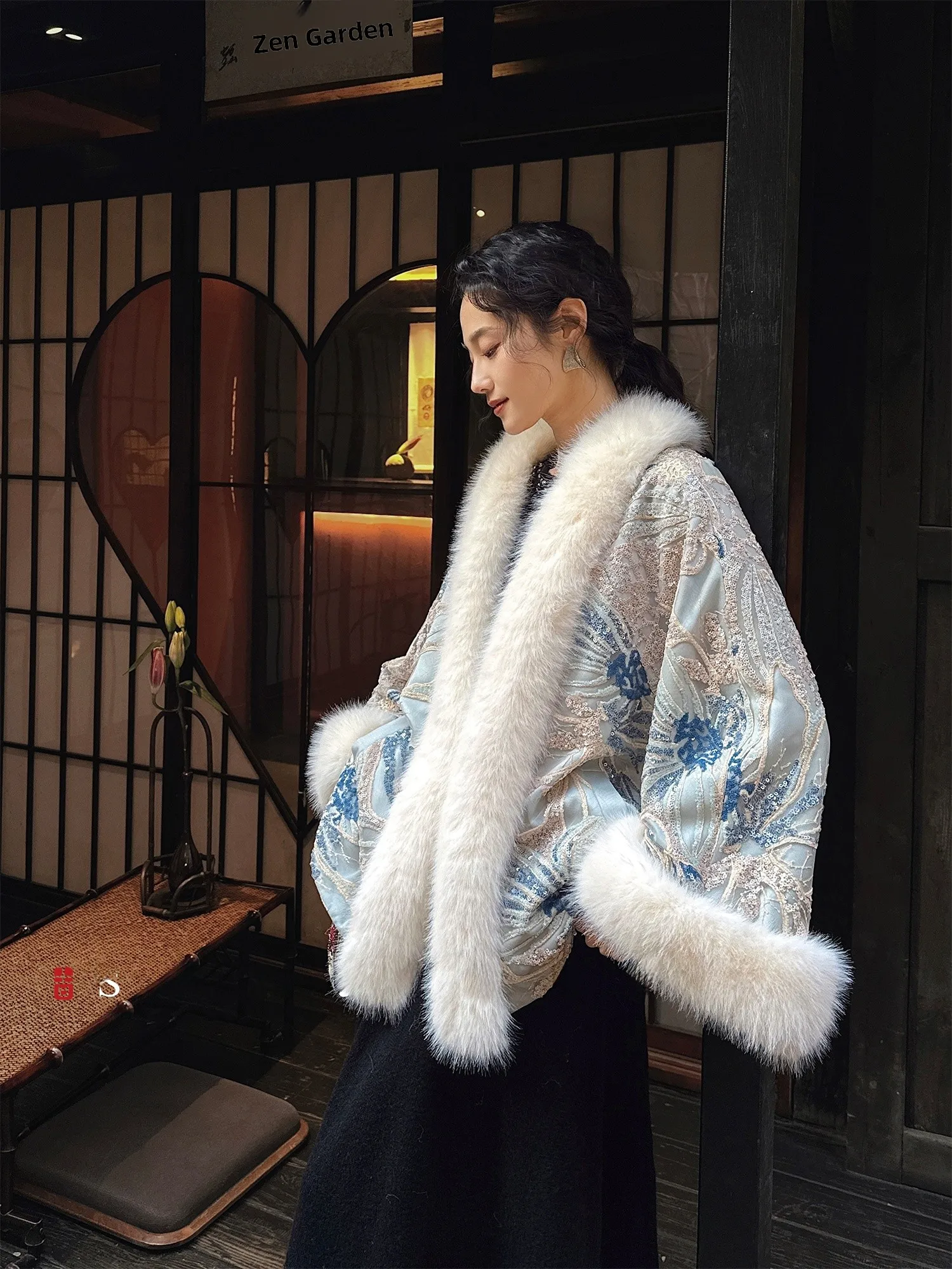 Sanji Bla Flower New Chinese Sle Heavy Embroidery Fur Cotton Jaet Coat Long Sve Thiened Winter Women's Outerwear
Sanji Bla Flower New Chinese Sle Heavy Embroidery Fur Cotton Jaet Coat Long Sve Thiened Winter Women's Outerwear