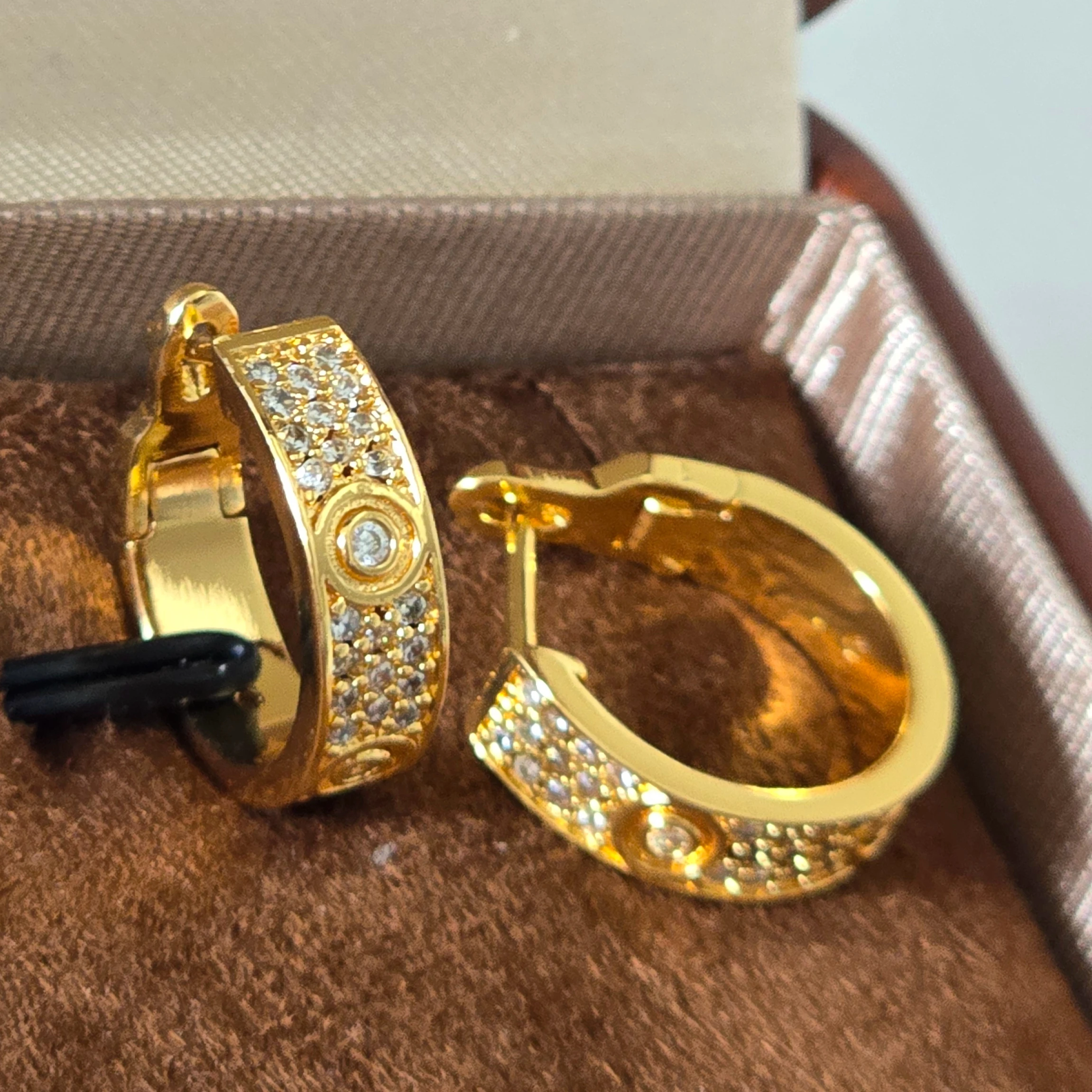 Full 3A Zircon Love Leopard Style Hoop Earrings 18K gold plated Luxury Designer Party Jewelry For Women Wholesale
Full 3A Zircon Love Leopard Style Hoop Earrings 18K gold plated Luxury Designer Party Jewelry For Women Wholesale