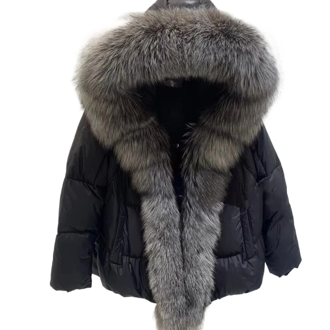 Роскошное женское пальто с большим меховым воротником из лисьего меха и пуховиком, новинка зимы 2025, модное теплое пальто с капюшоном
Роскошное женское пальто с большим меховым воротником из лисьего меха и пуховиком, новинка зимы 2025, модное теплое пальто с капюшоном