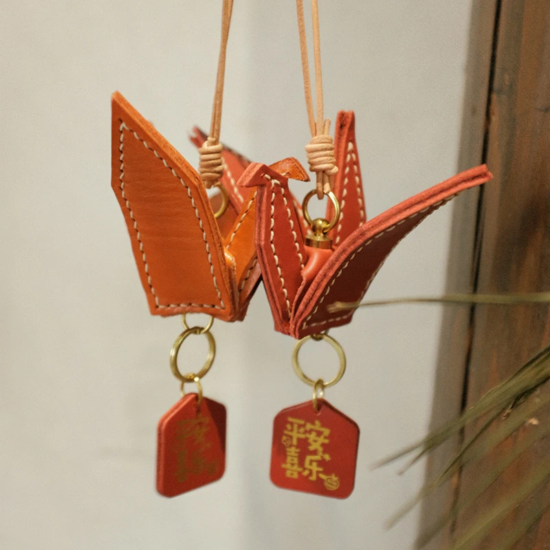 Handmade Leather Keychain with Thousand Origami Cranes Car Pendant Decorative Souvenir, Retro Exquisite Safety Gift, Bag Charm
Handmade Leather Keychain with Thousand Origami Cranes Car Pendant Decorative Souvenir, Retro Exquisite Safety Gift, Bag Charm