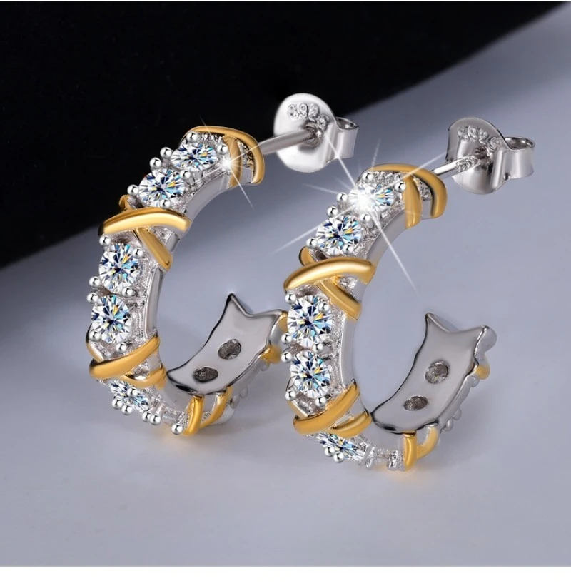 925 Silver 1.6ct D Color Moissanite Cross Stud Earrings for Women Fine Jewelry Diamond Half Circle Huggie Earrings 2 Tone Plated
925 Silver 1.6ct D Color Moissanite Cross Stud Earrings for Women Fine Jewelry Diamond Half Circle Huggie Earrings 2 Tone Plated